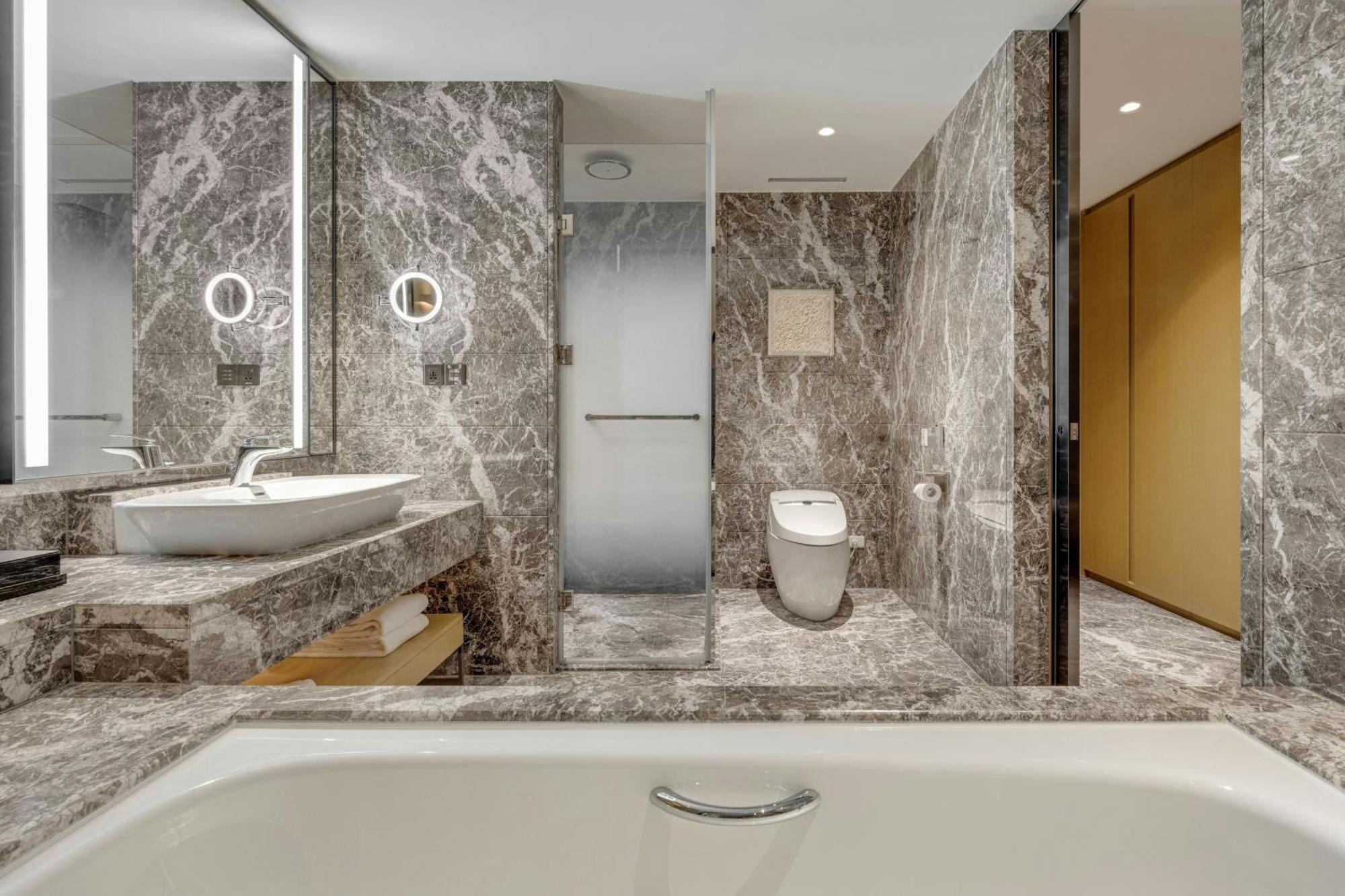 Executive Deluxe King Room Executive Lounge Access
