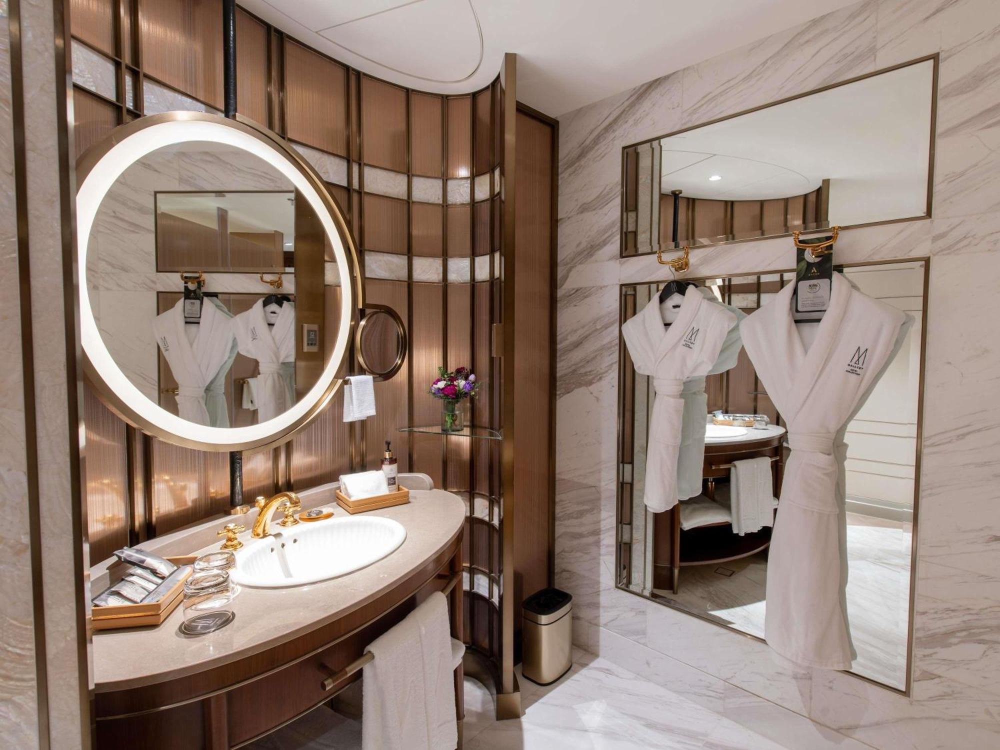 Superior Atrium King Room