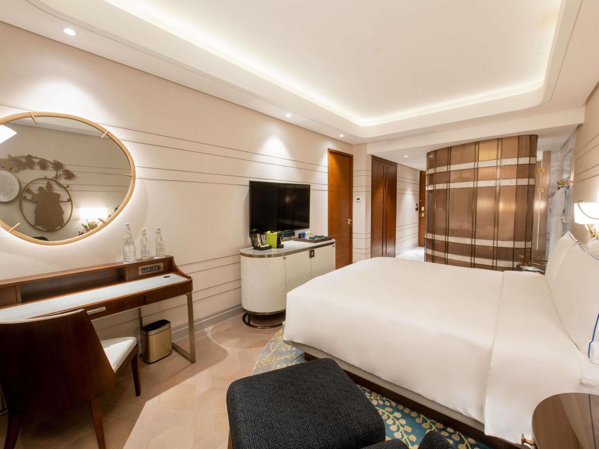 Superior Atrium King Room