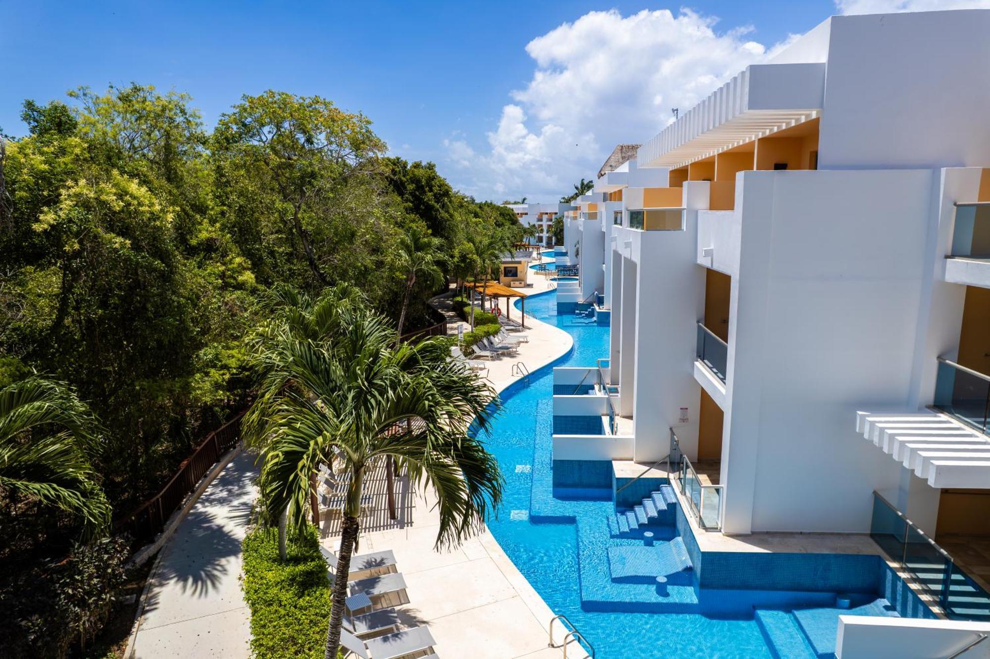Family Club Room Pool Access