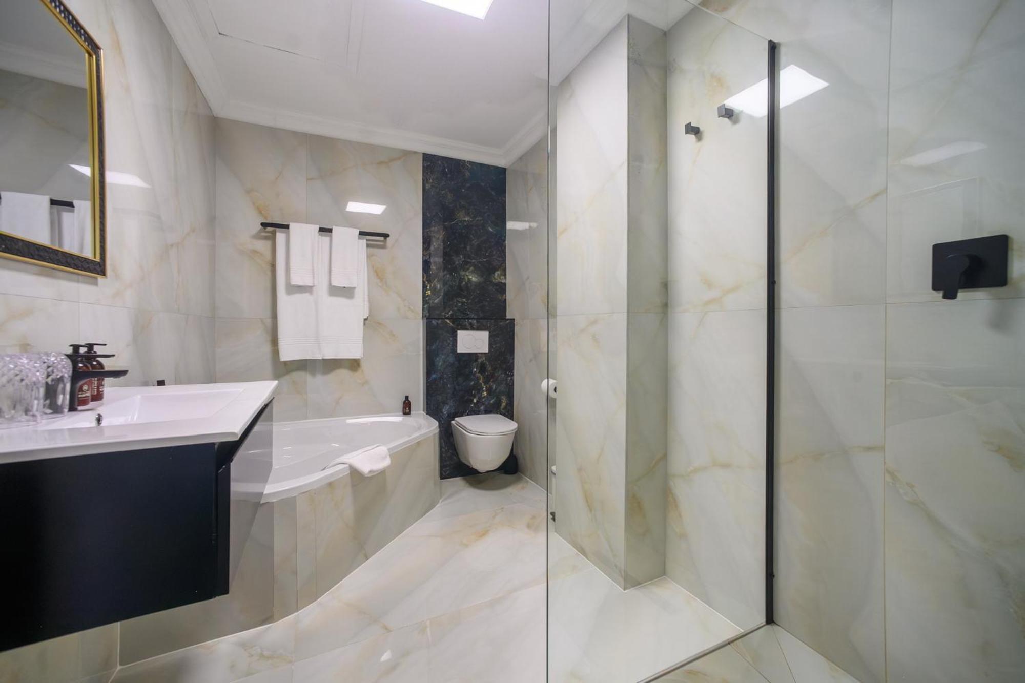Deluxe King Suite