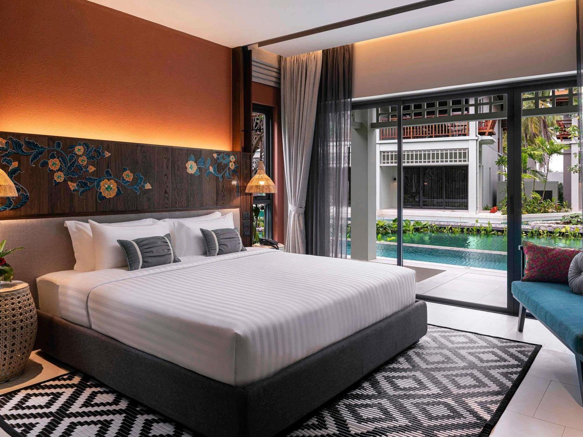 Deluxe King Room Pool Access