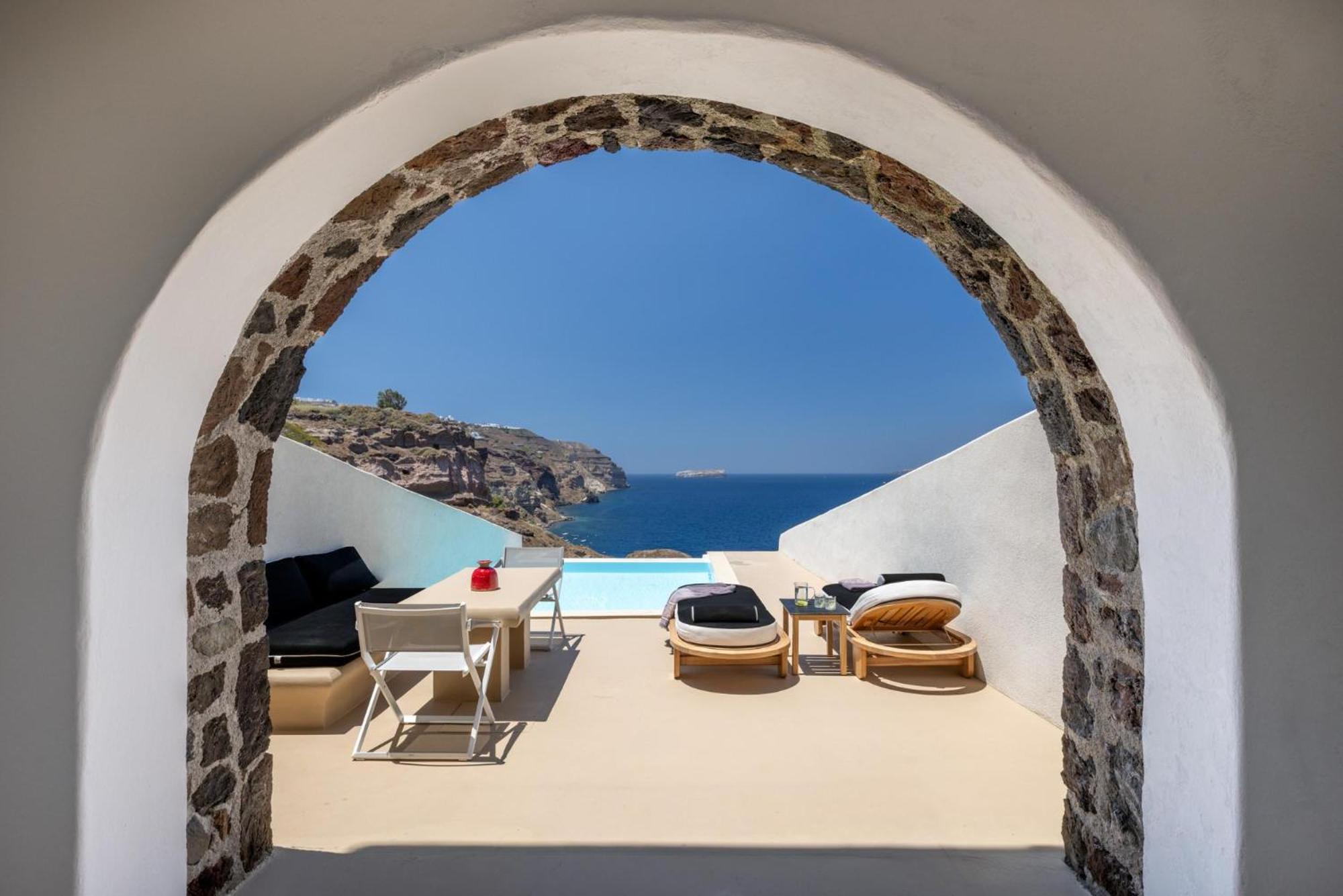 Cave Suite Infinity Pool & Caldera View