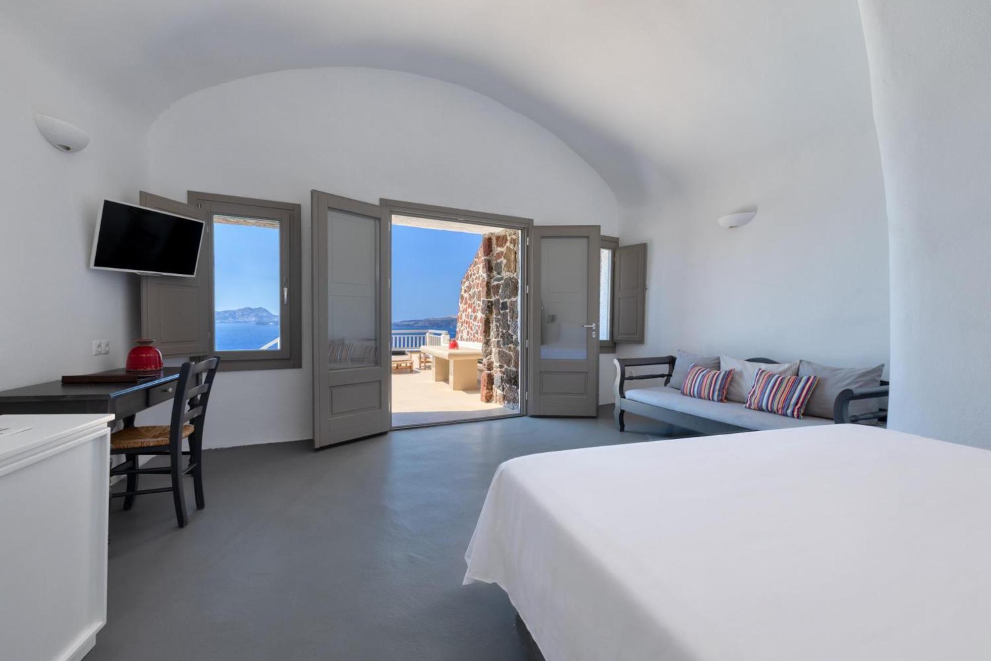 Cave Suite Infinity Pool & Caldera View