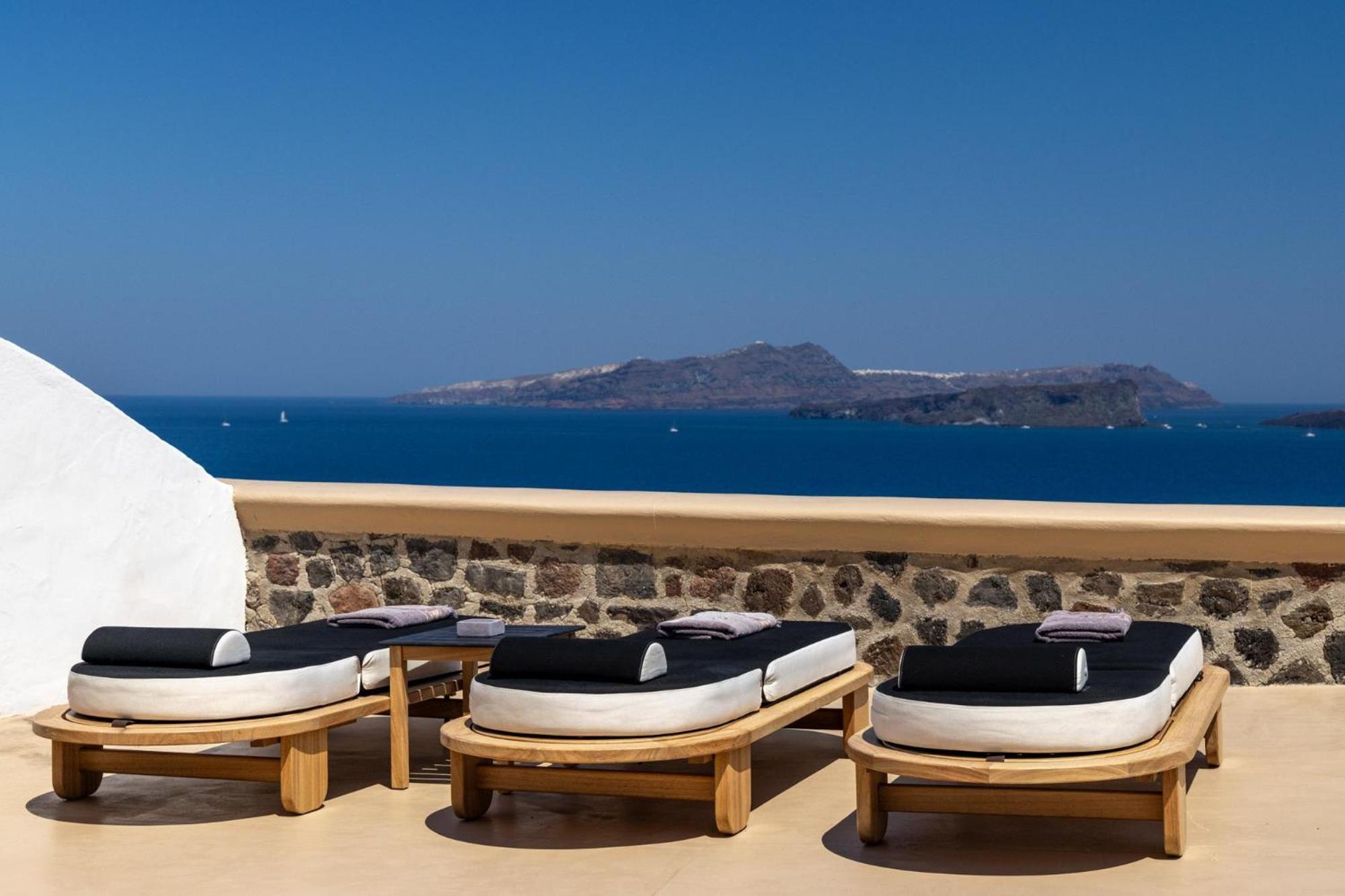 Executive Cave Suite Private Pool & Caldera View