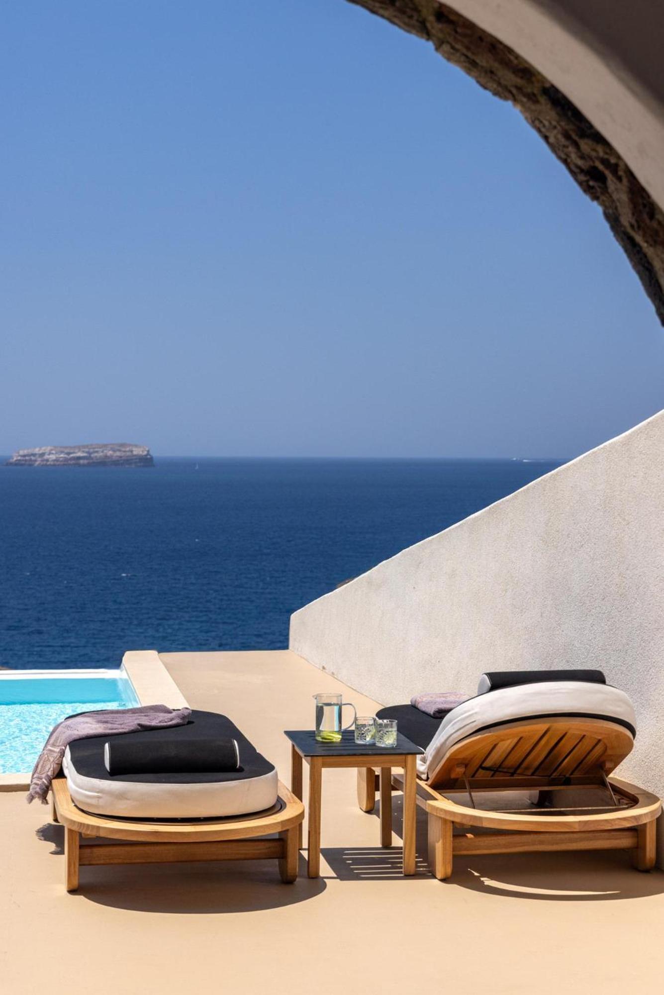 Cave Suite Infinity Pool & Caldera View