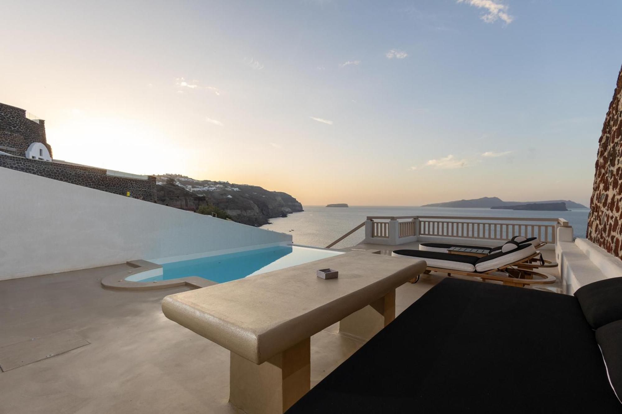 Cave Suite Infinity Pool & Caldera View