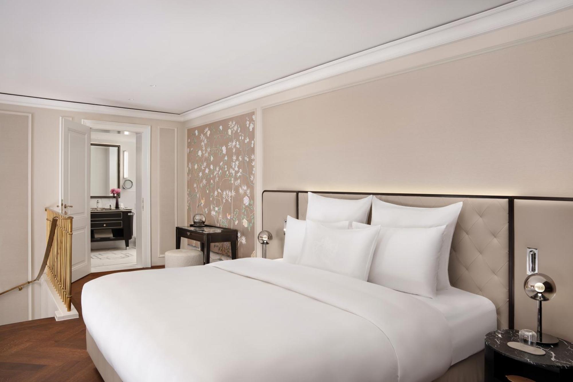 Deluxe Gallery Suite City View