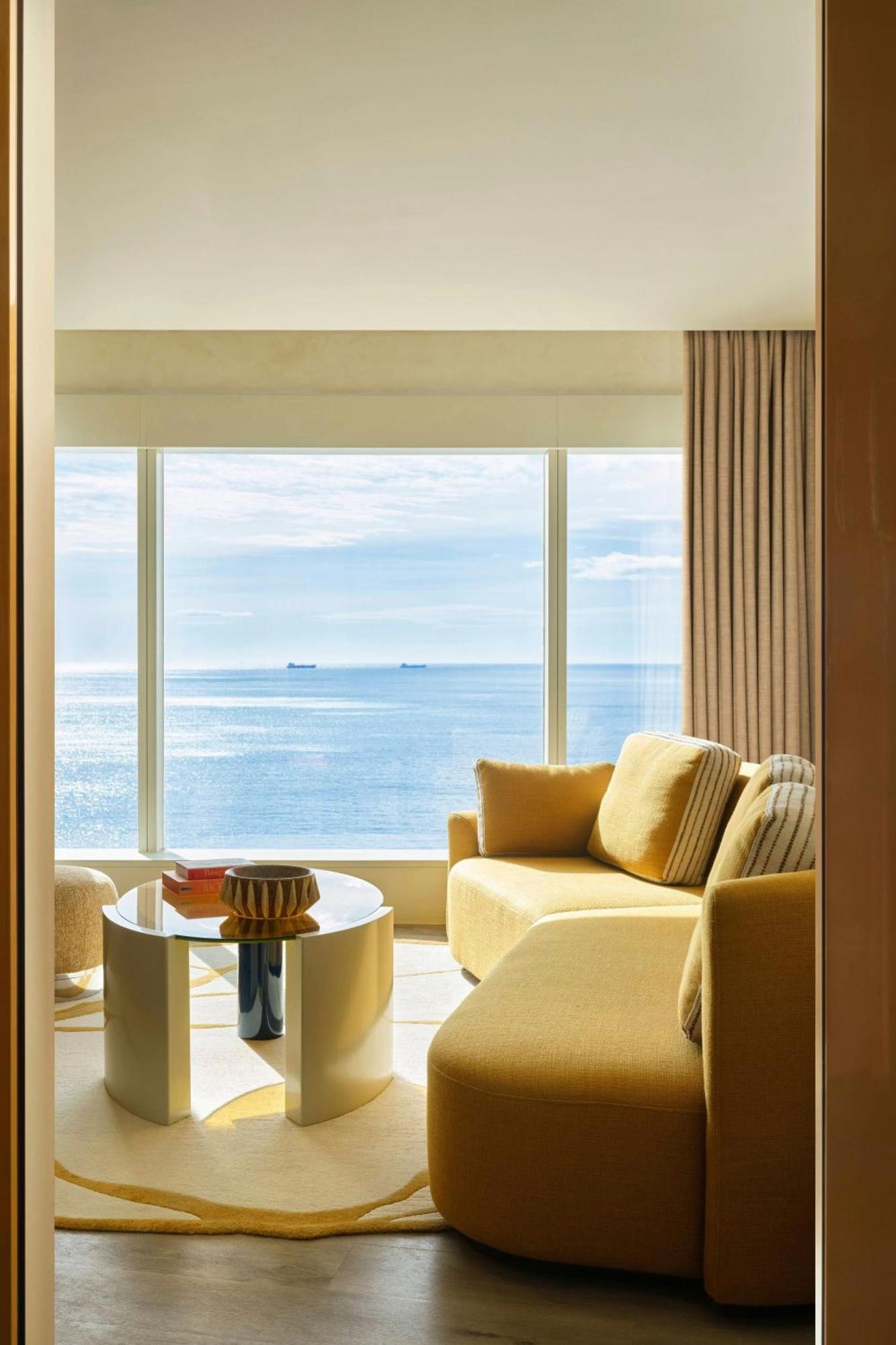 One-Bedroom Corner King Suite Seafront View