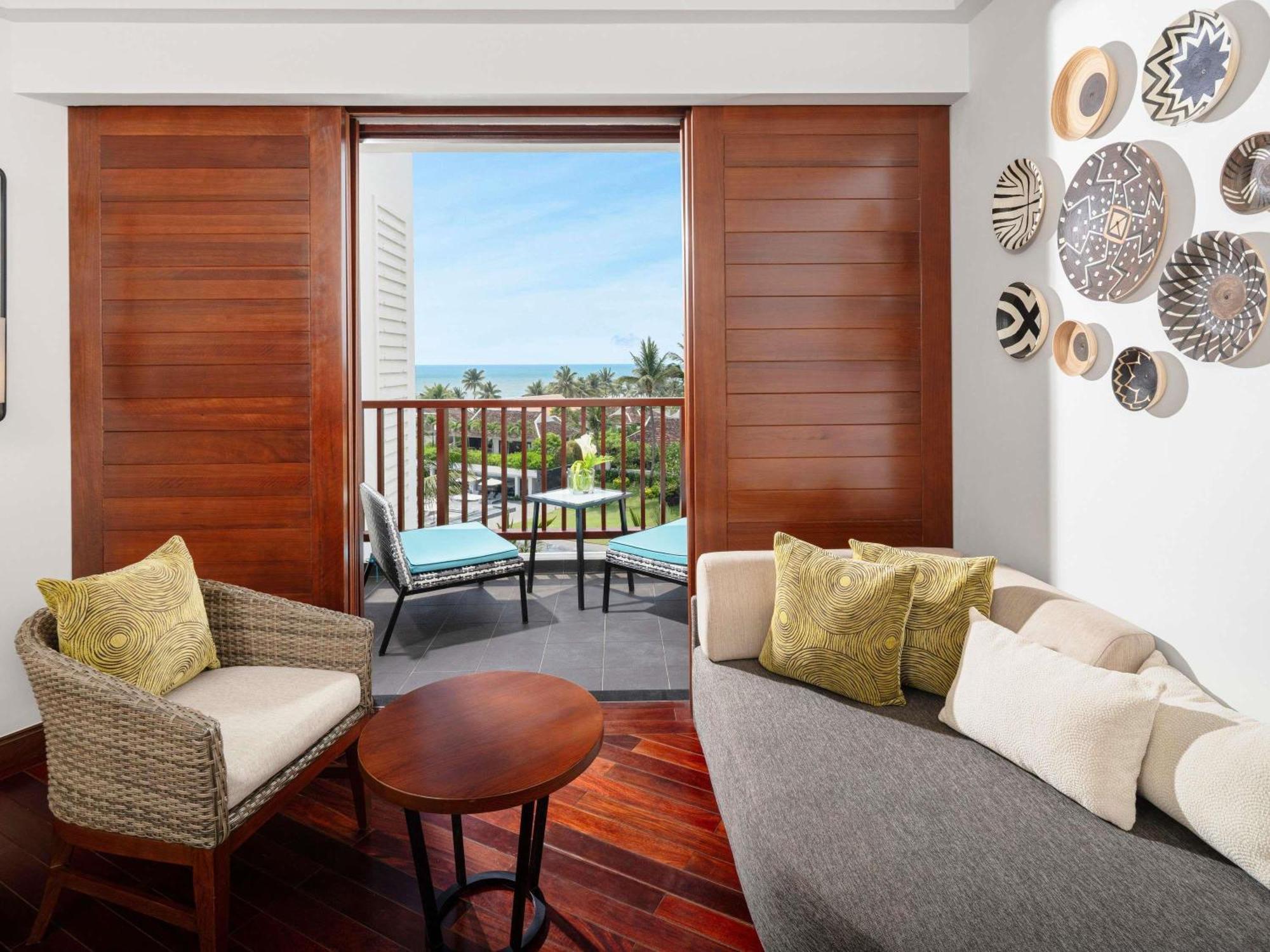 Deluxe Two Single Beds Room Partial Ocean View