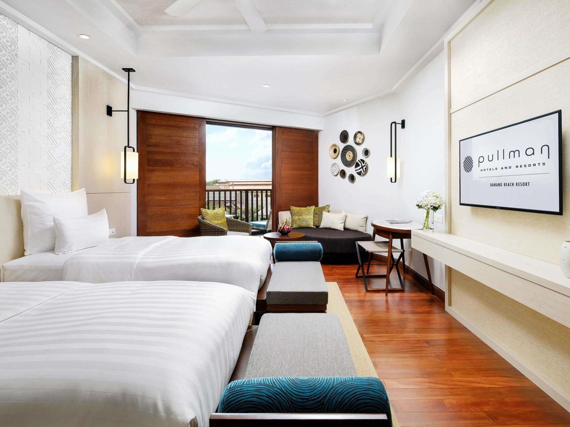 Deluxe Two Single Beds Room Partial Ocean View
