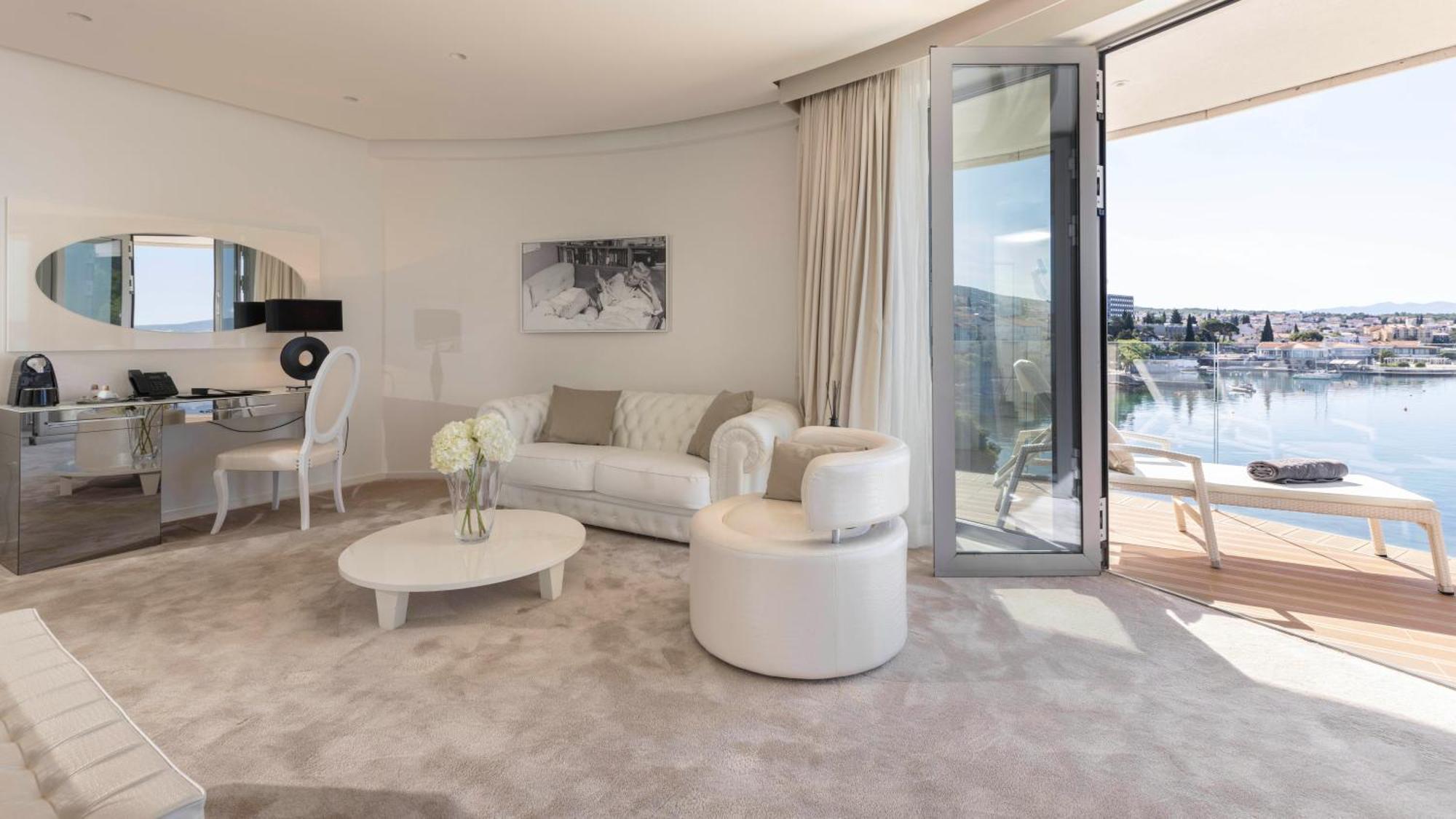 Deluxe Suite with Balcony and Sea View