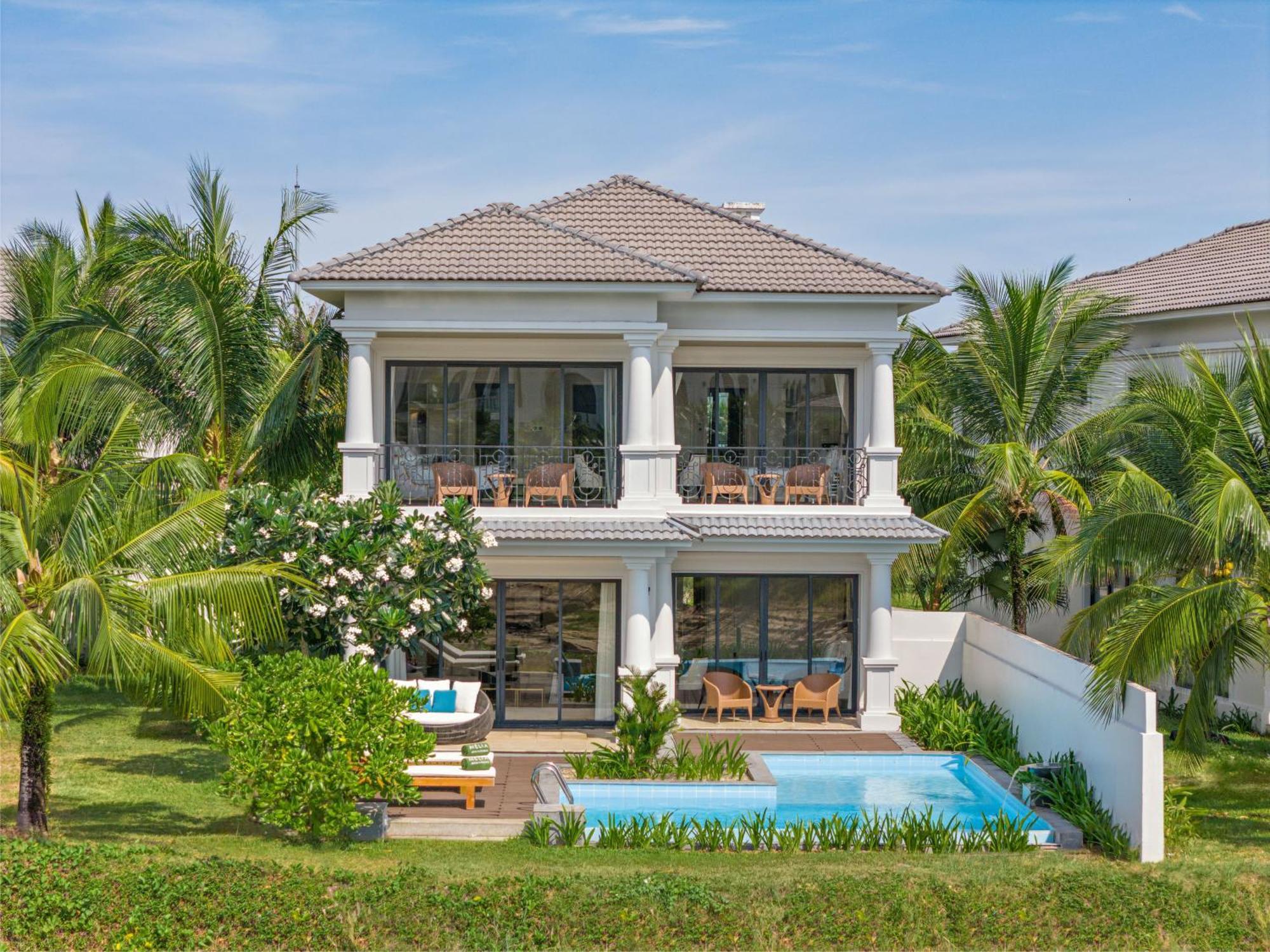 Villa mit 4 Schlafzimmern, Seeblick und eigenem Pool