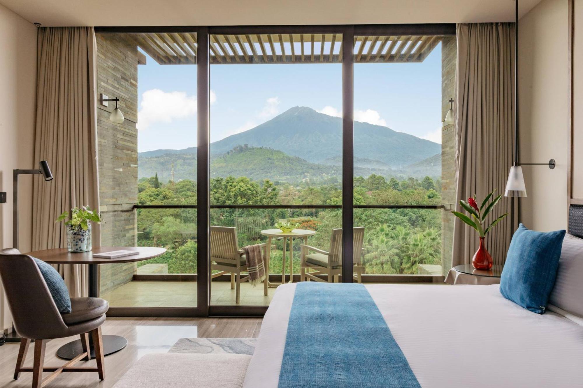 Deluxe Interconnecting Mont Meru View
