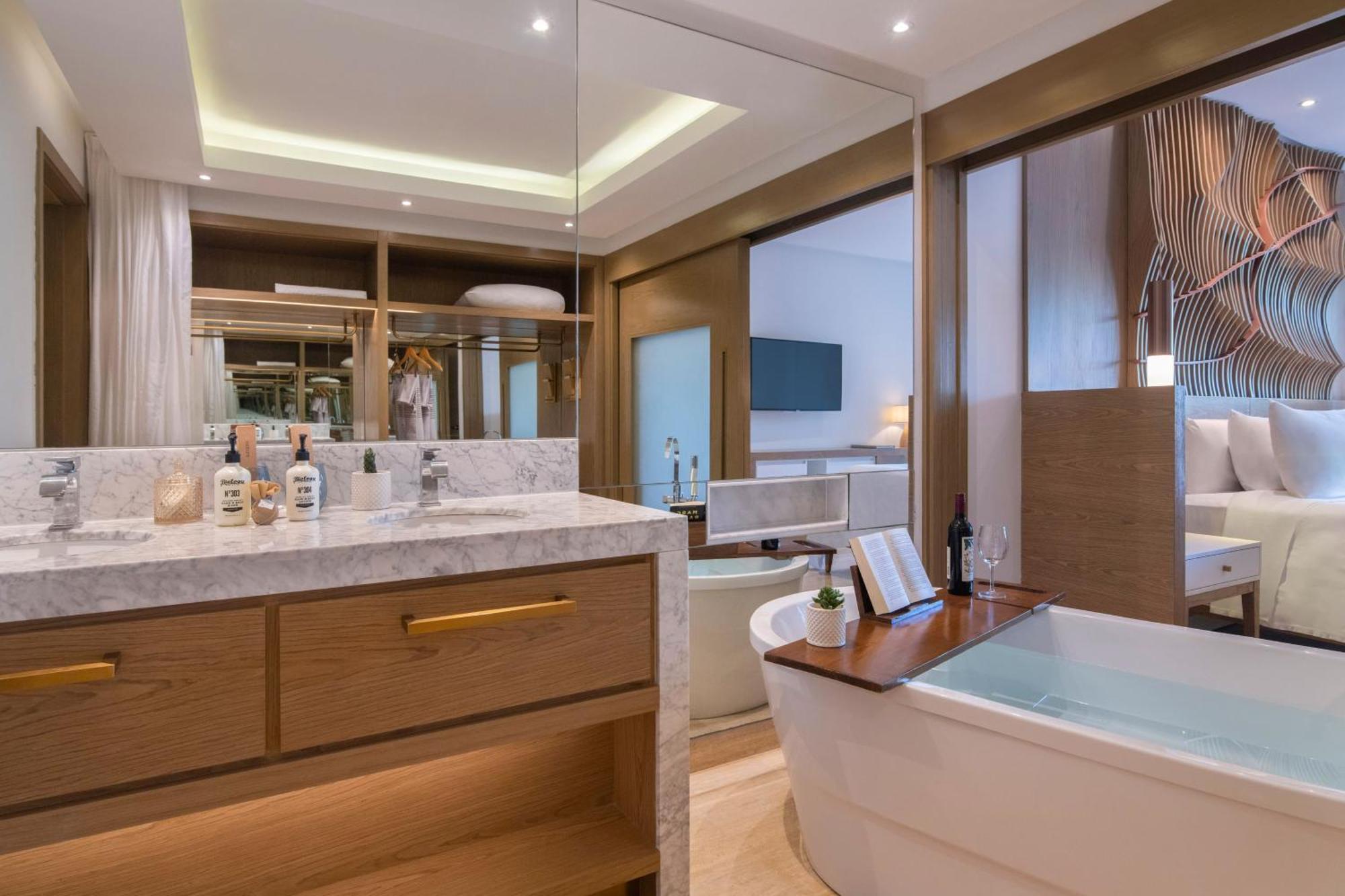 Family Concierge Two Bedrooms Master Suite Swim Up,1774756499:JPEG
