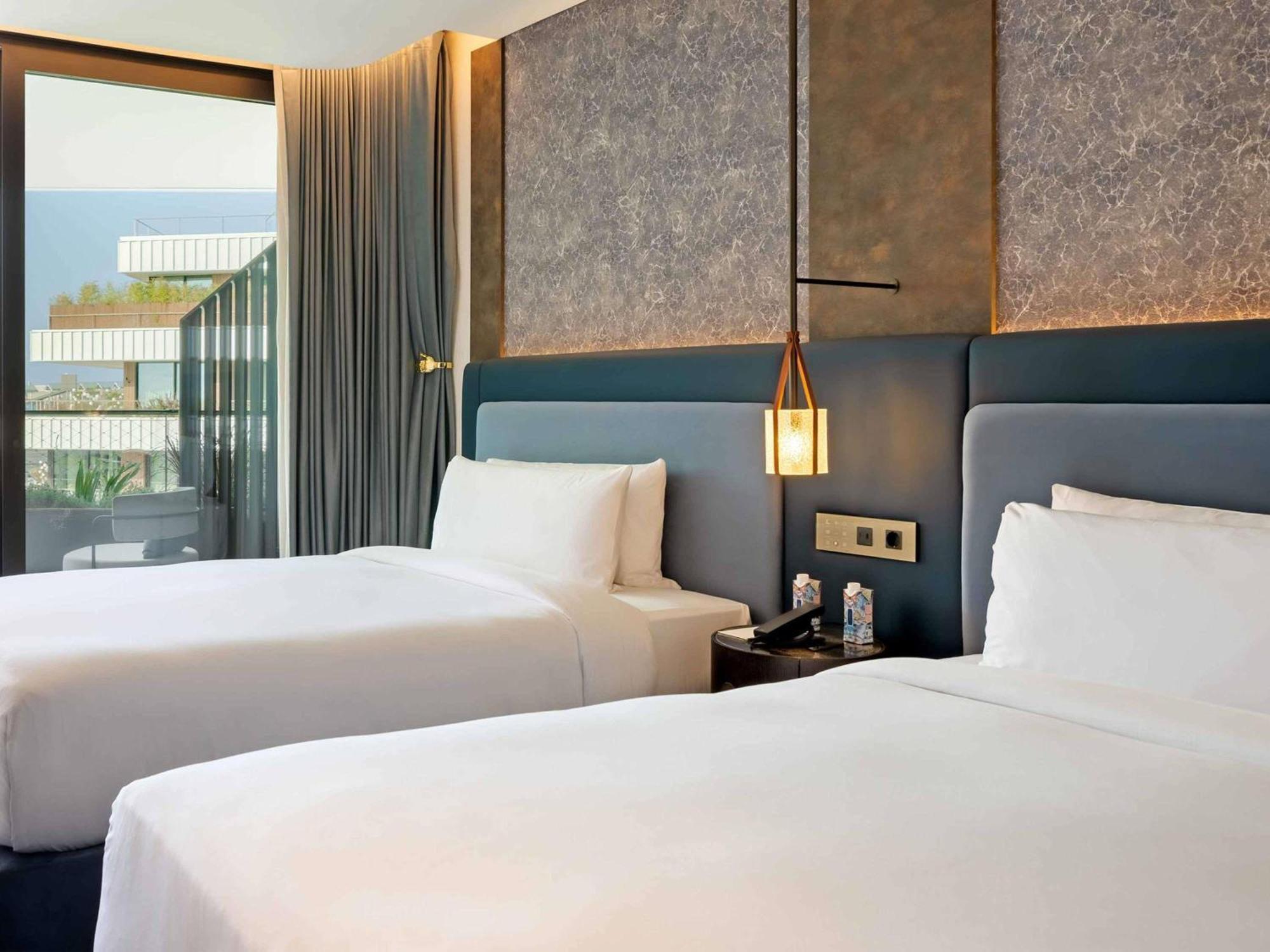 Twin Room Marina View Captivate