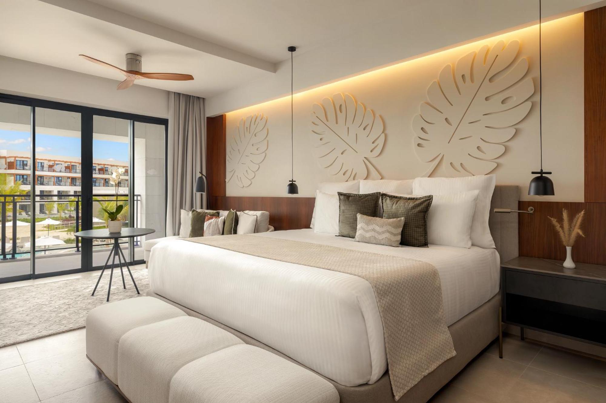 Junior Suite Pool View King Bed
