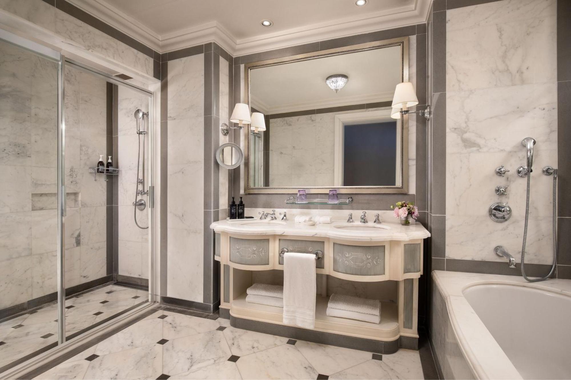 Arno River Deluxe Guest room One King