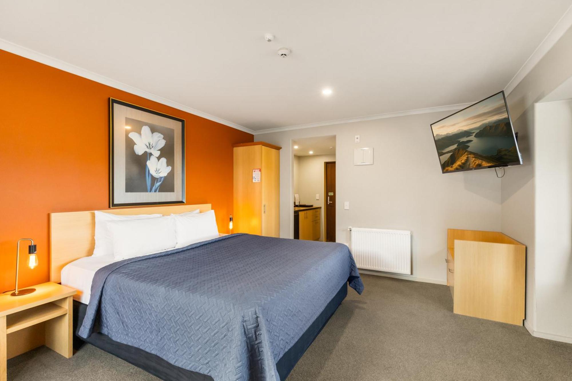 Lake View Studio Spa Bath