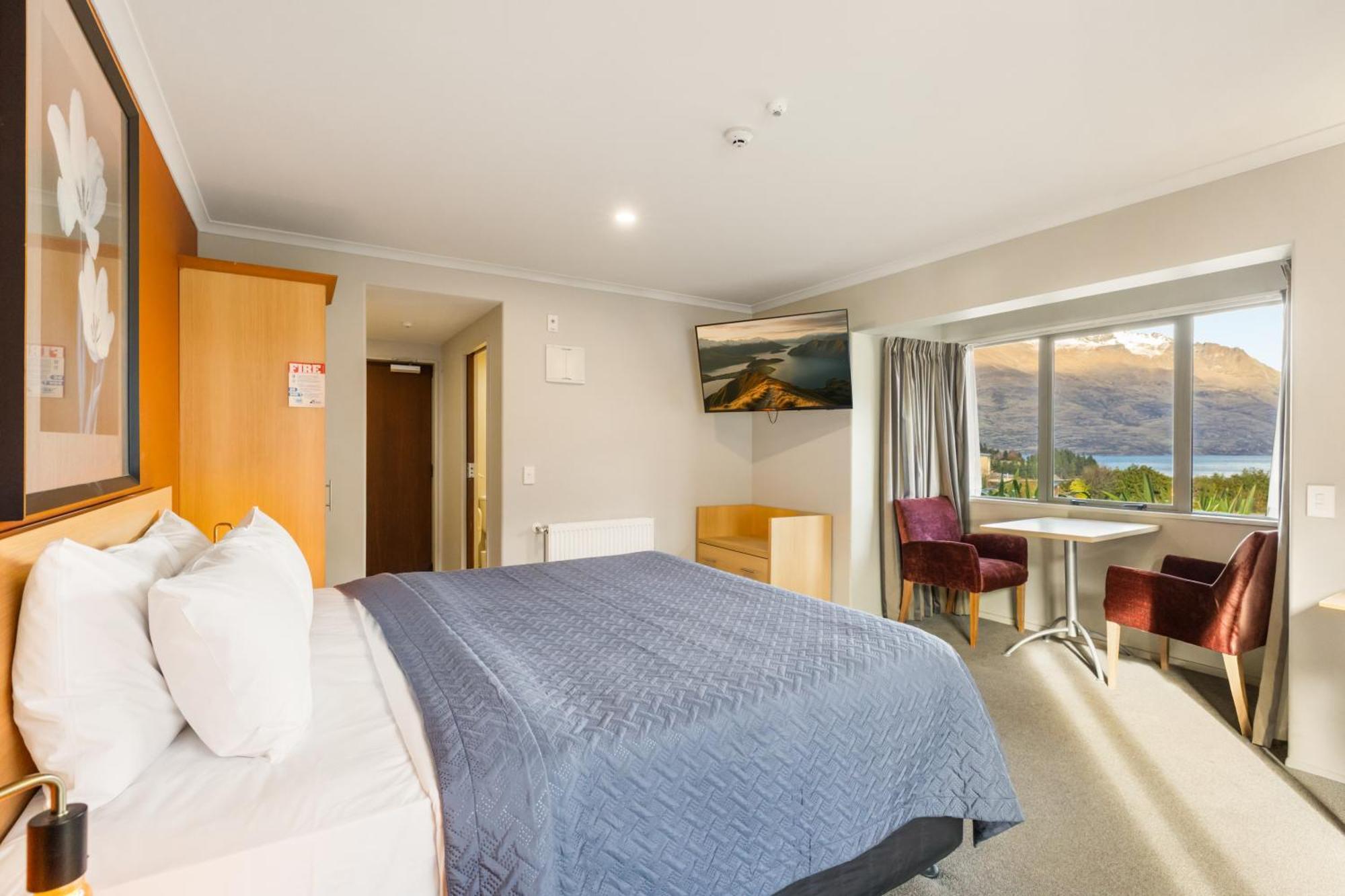 Lake View Studio Spa Bath