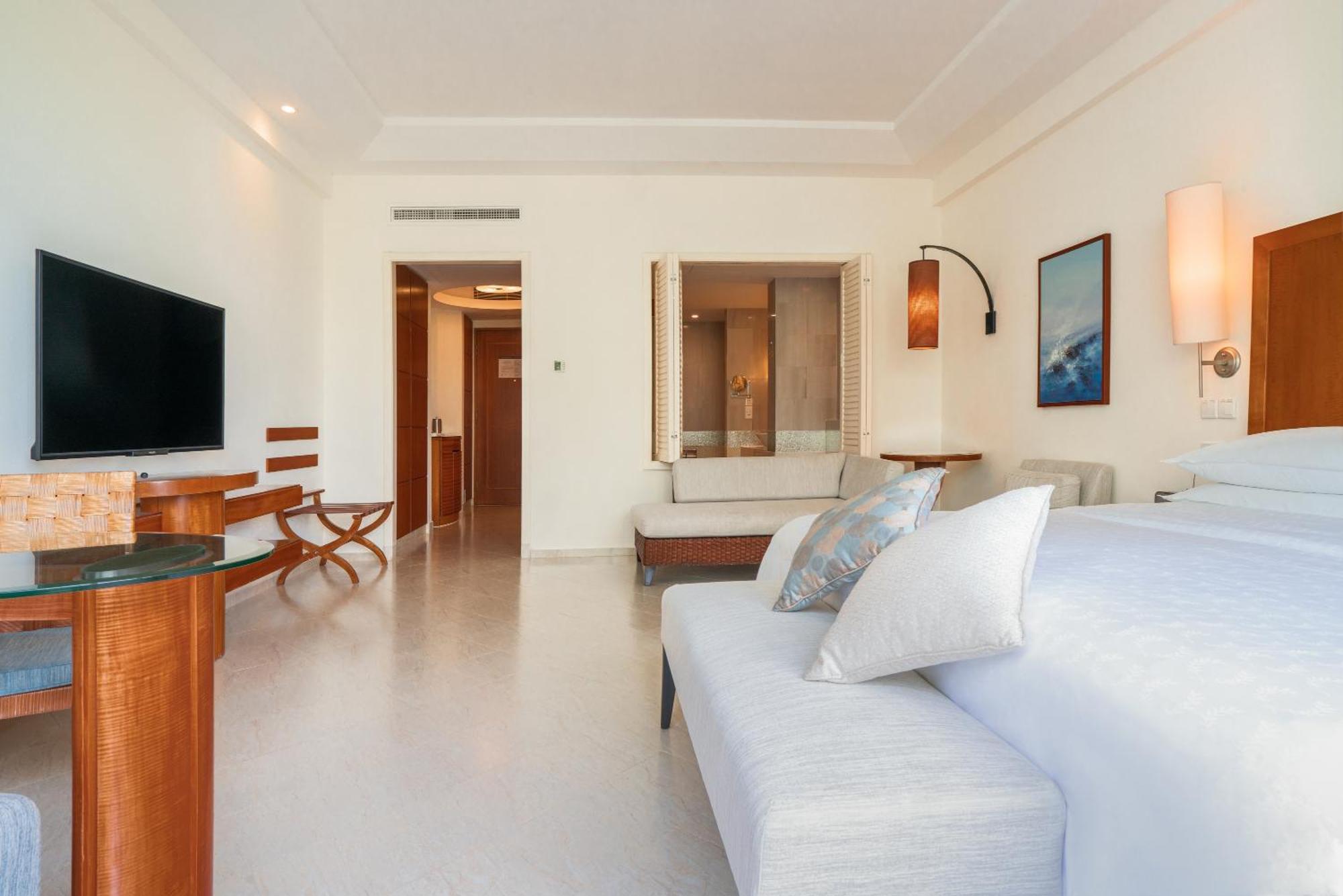 Superior King Room Garden View