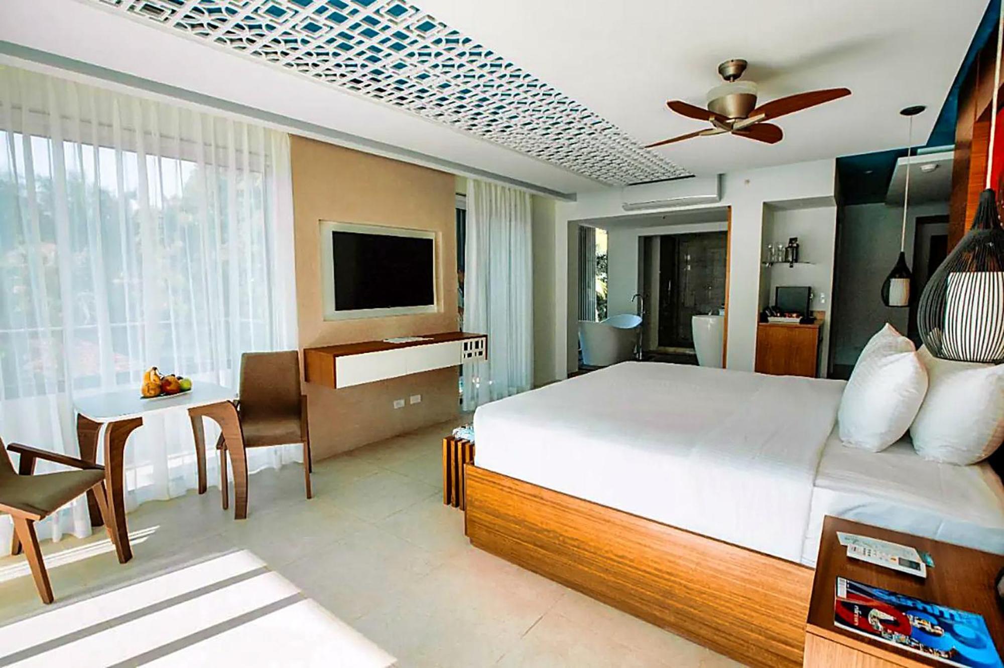Azura Suite King Bed