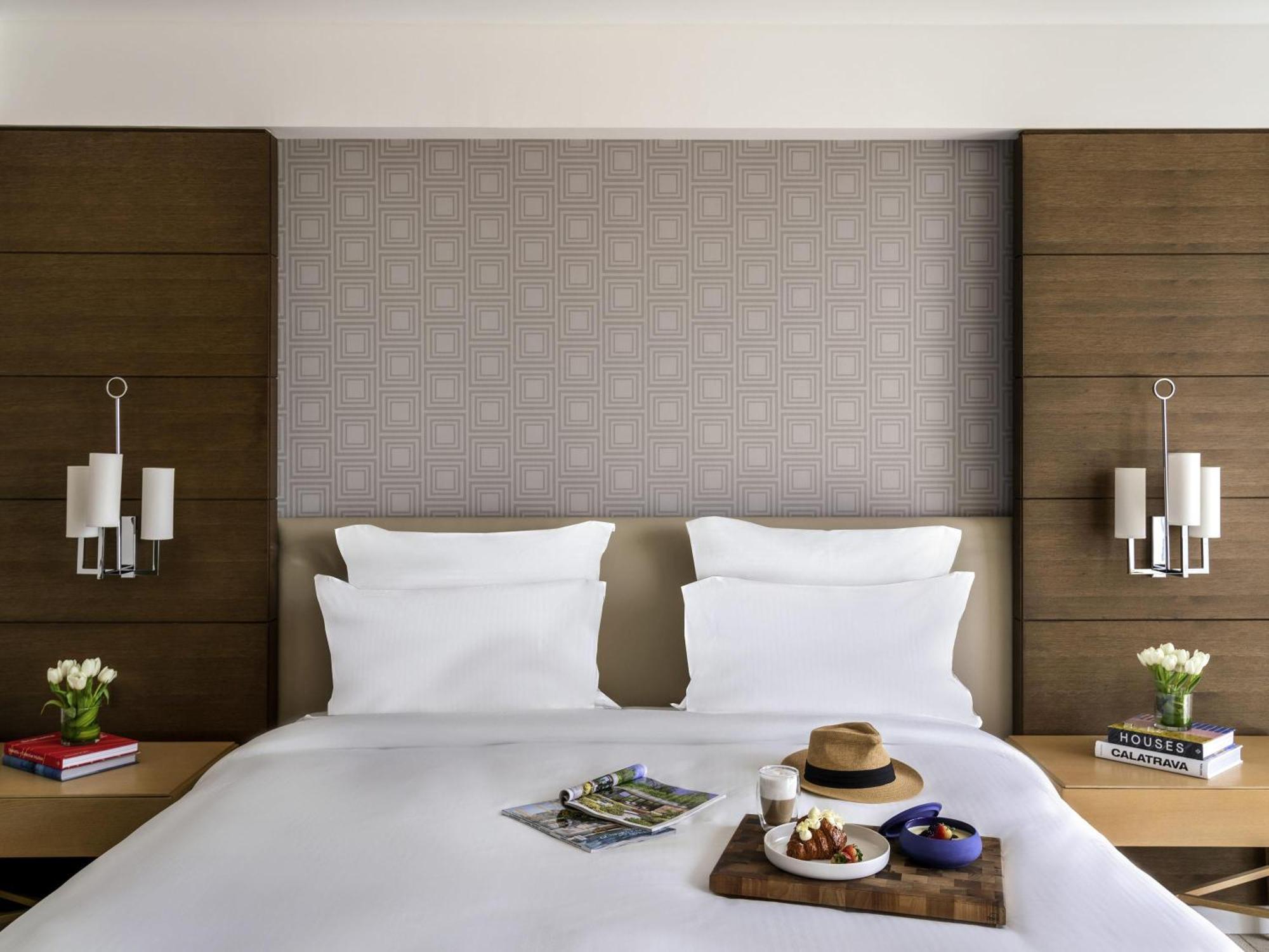Superior Executive King Room Lounge Access