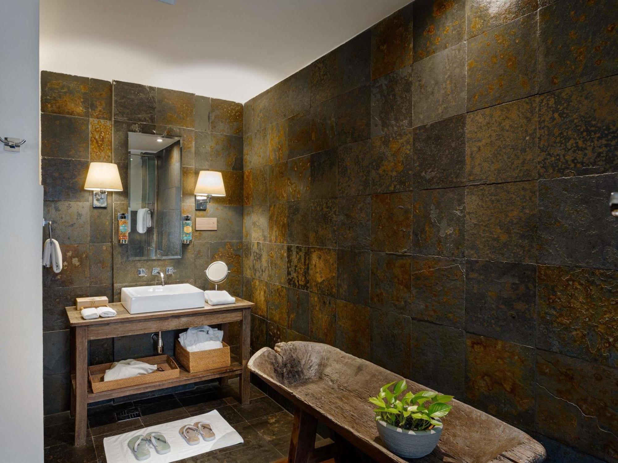 Deluxe King Room Bathtub Garden View