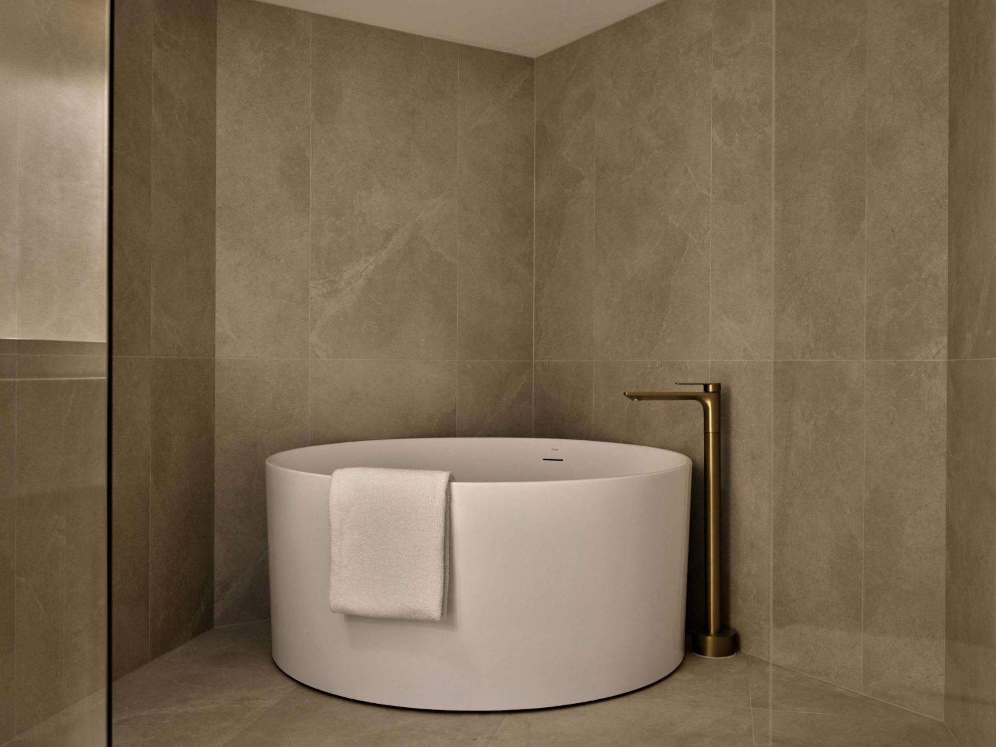 Luxury King Room Ocean View Bath High Floor