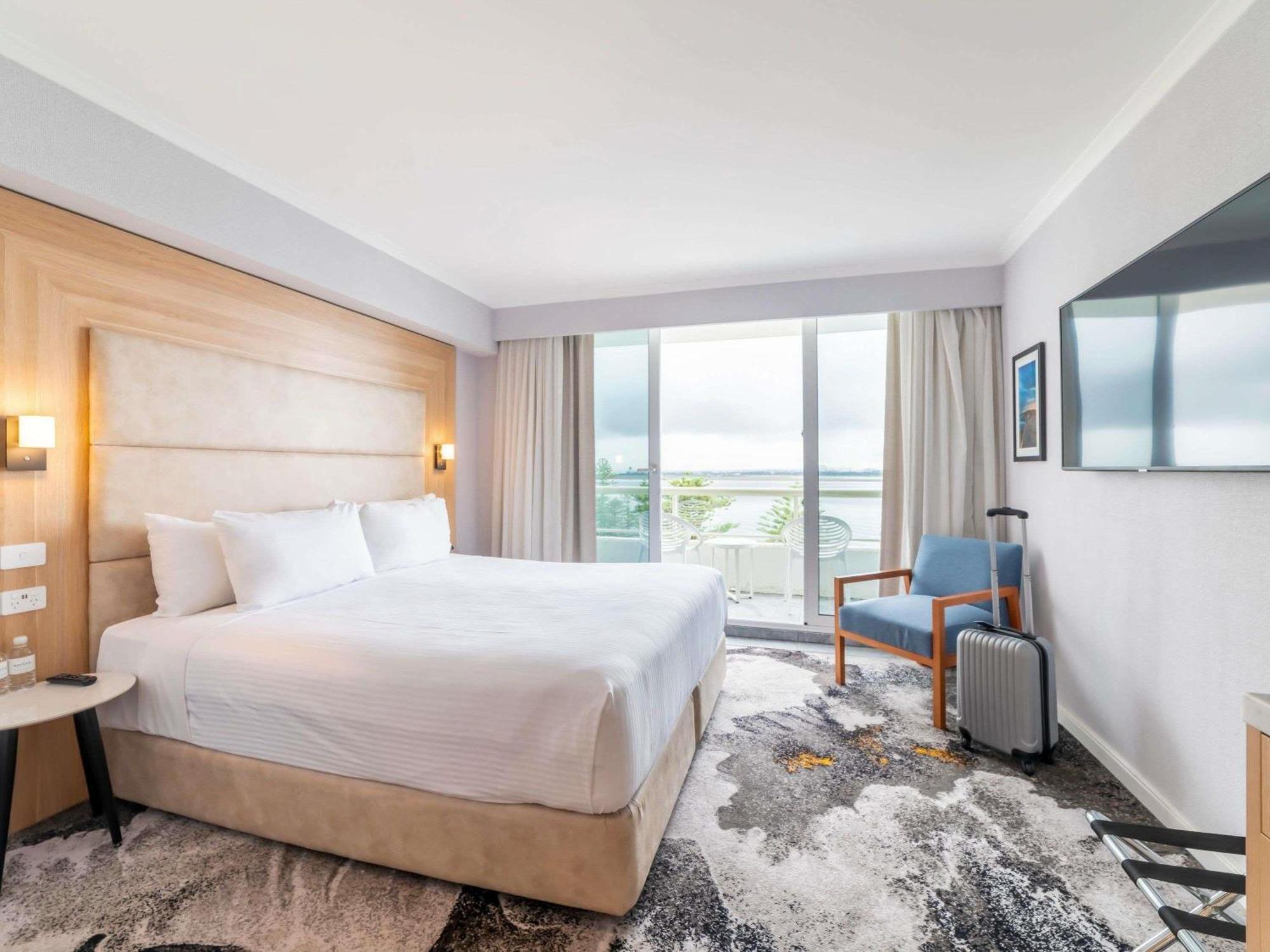 Junior King Suite Bath Bay View