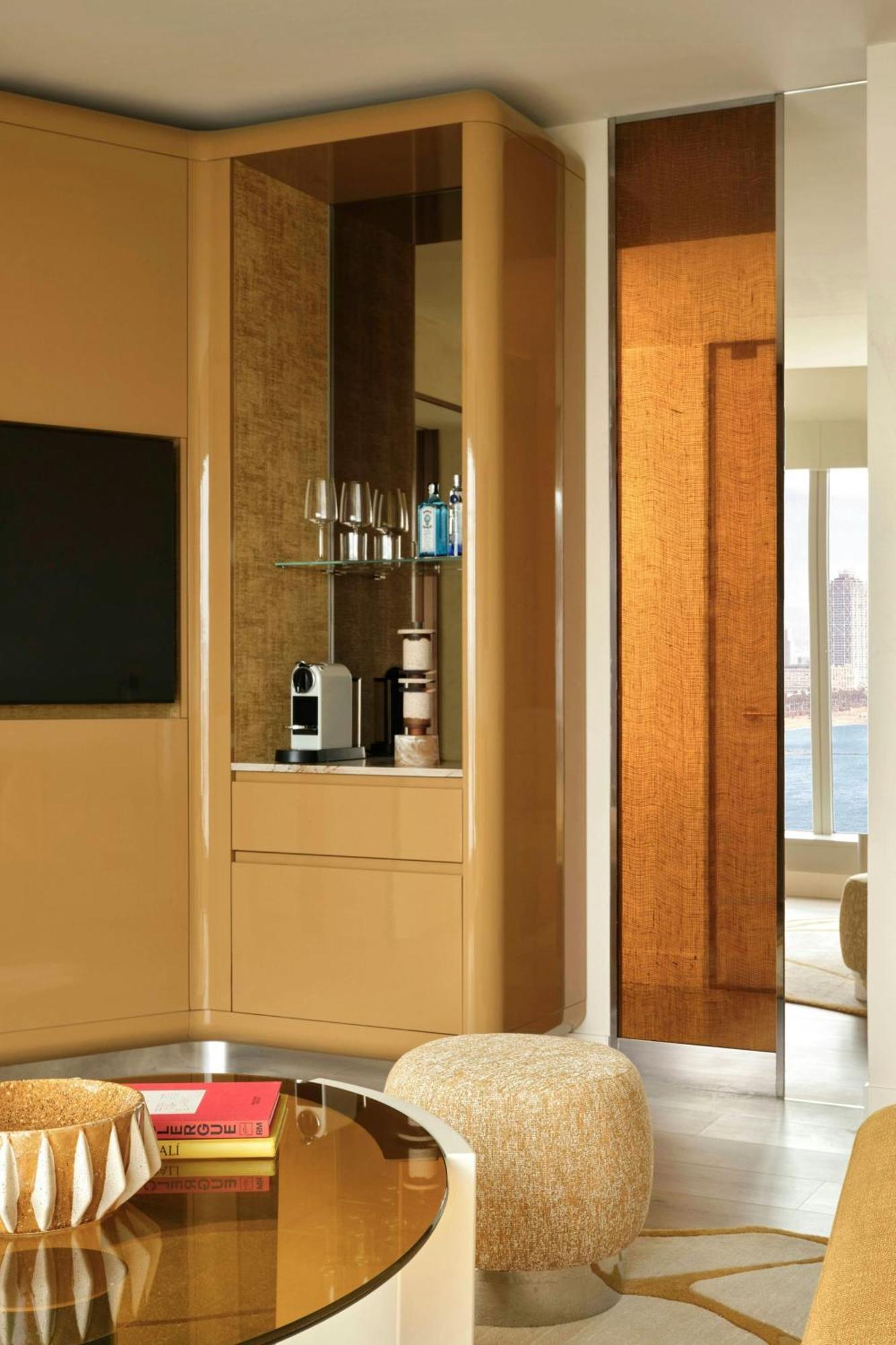 One-Bedroom Corner King Suite Seafront View