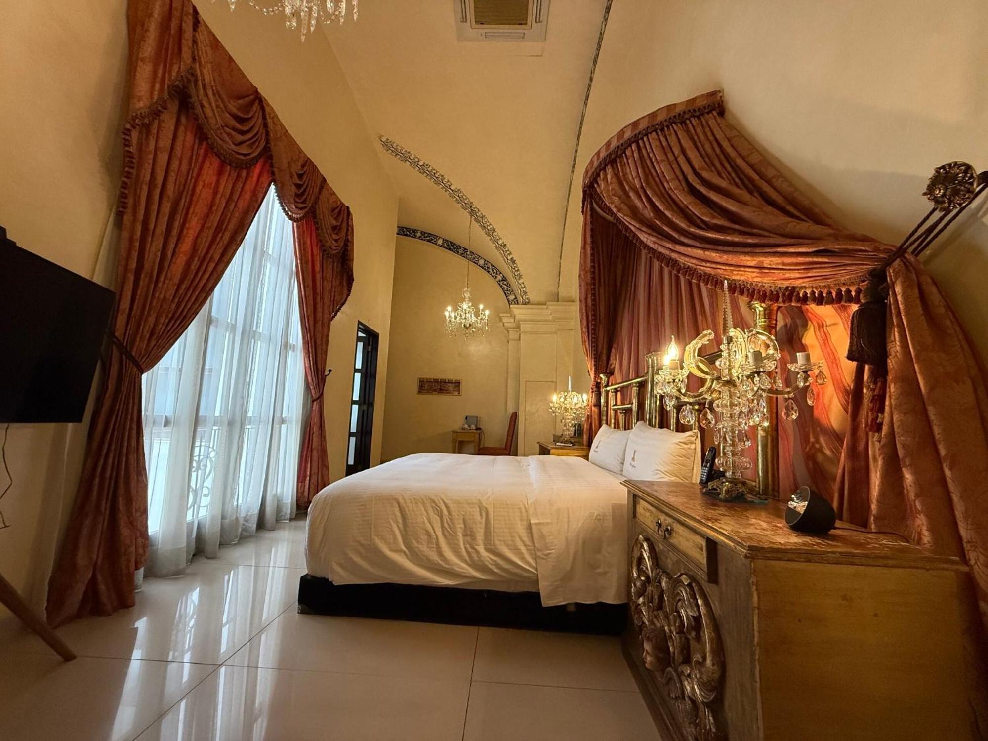 Deluxe King Suite