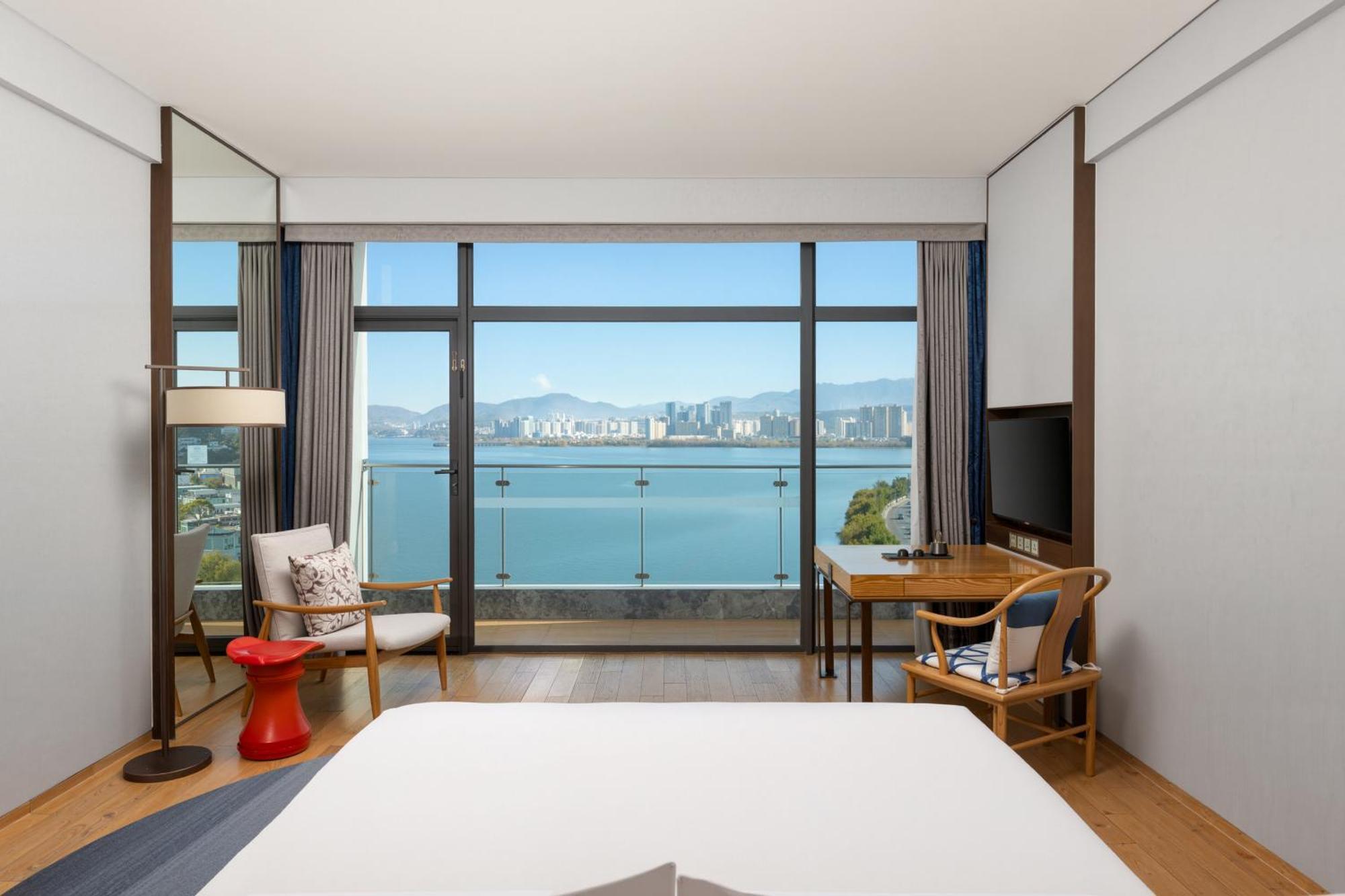 Standard King Room Lake View High Floor