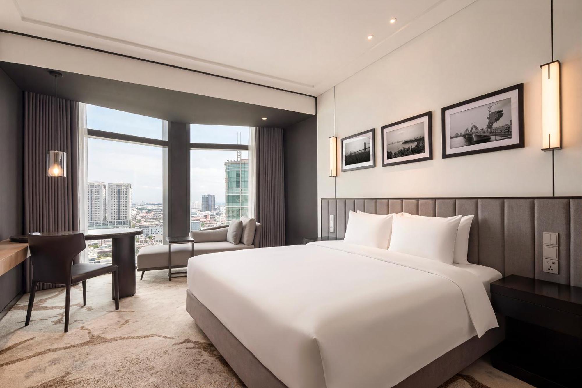 Standard King Room City View and Bathtub