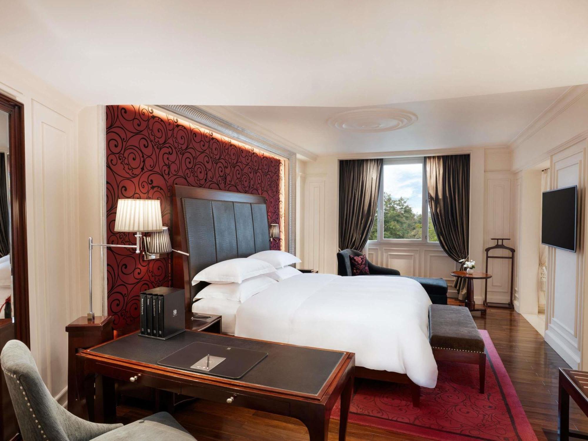 Opera Wing Grand Premium Room King Bed Club Lounge Benefits