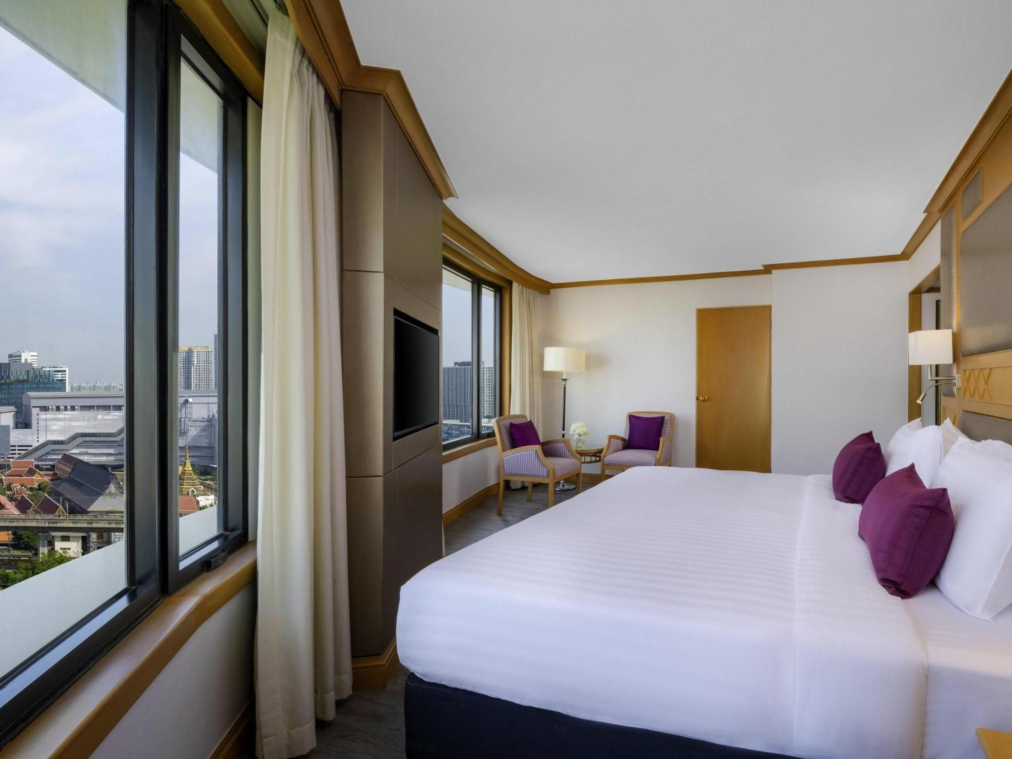 Corner Room 1 King Bed on Food Soft Beverage