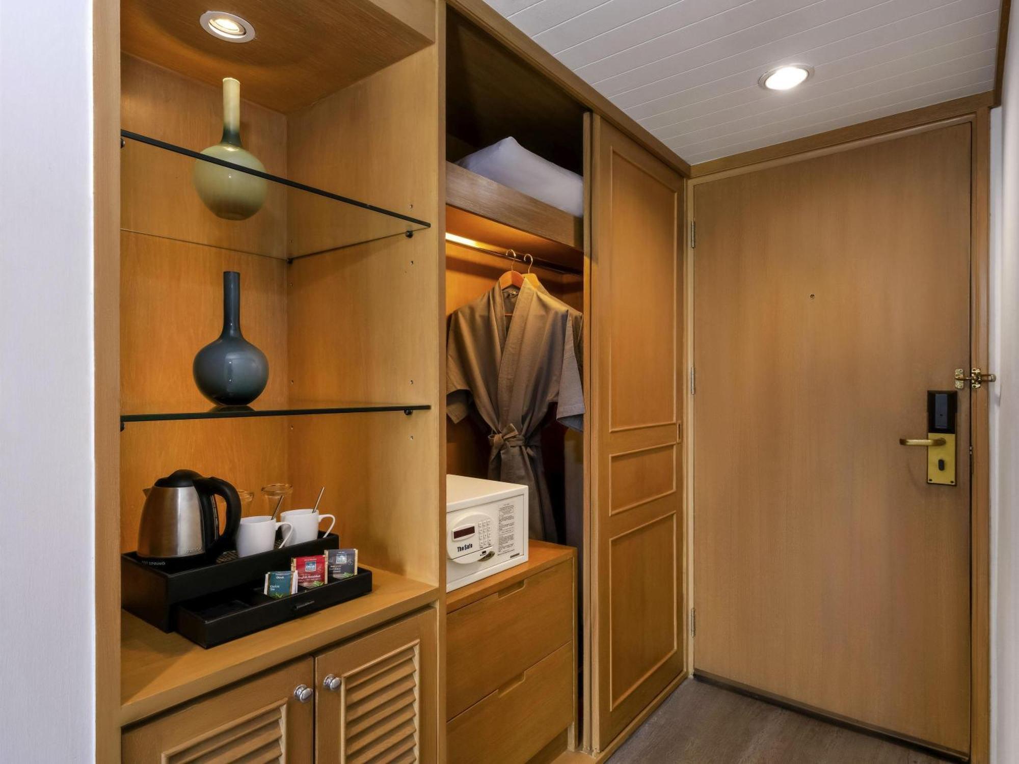 Corner Room 1 King Bed on Food Soft Beverage