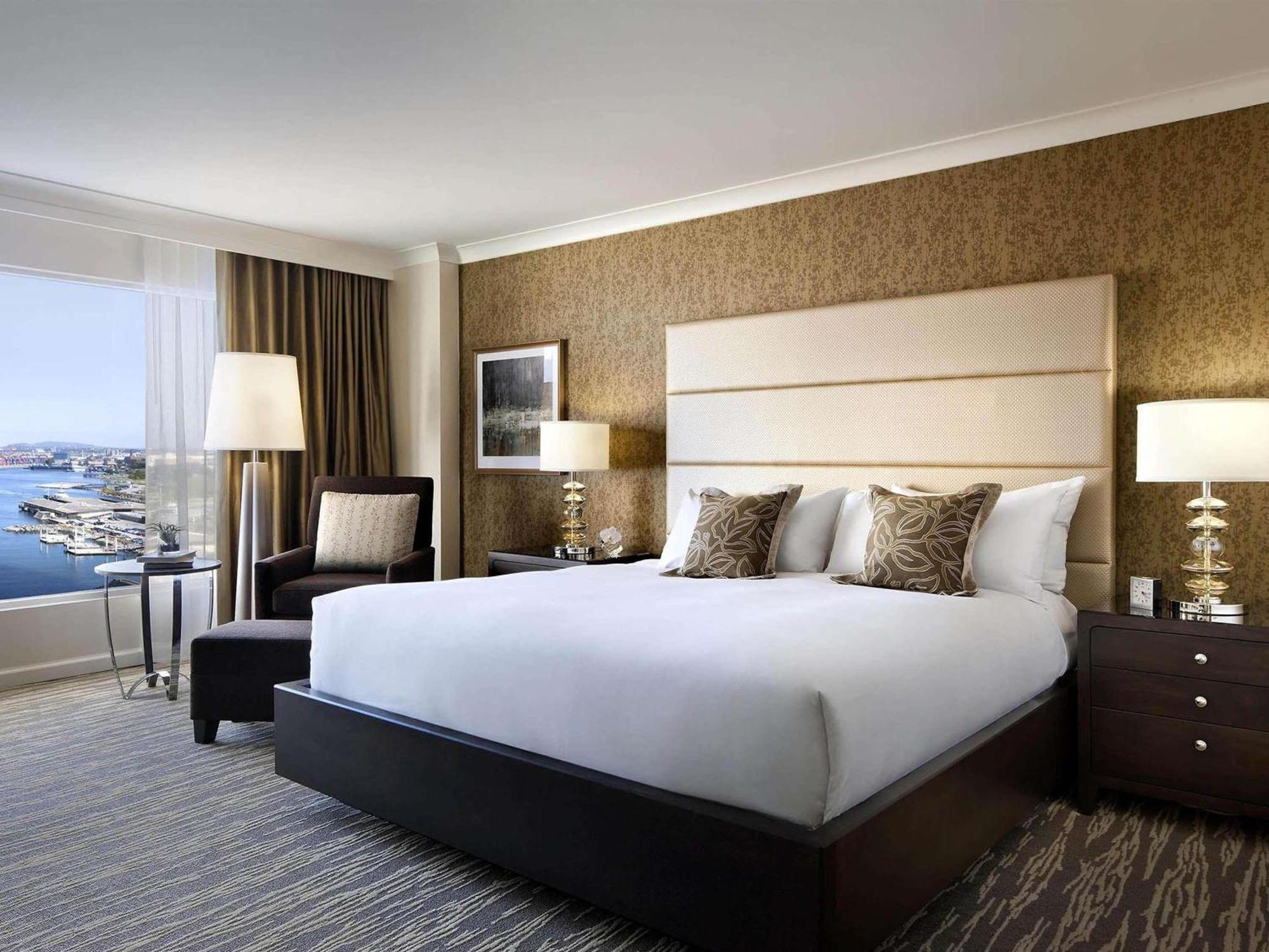 Deluxe Partial Harbor View Room King Bed