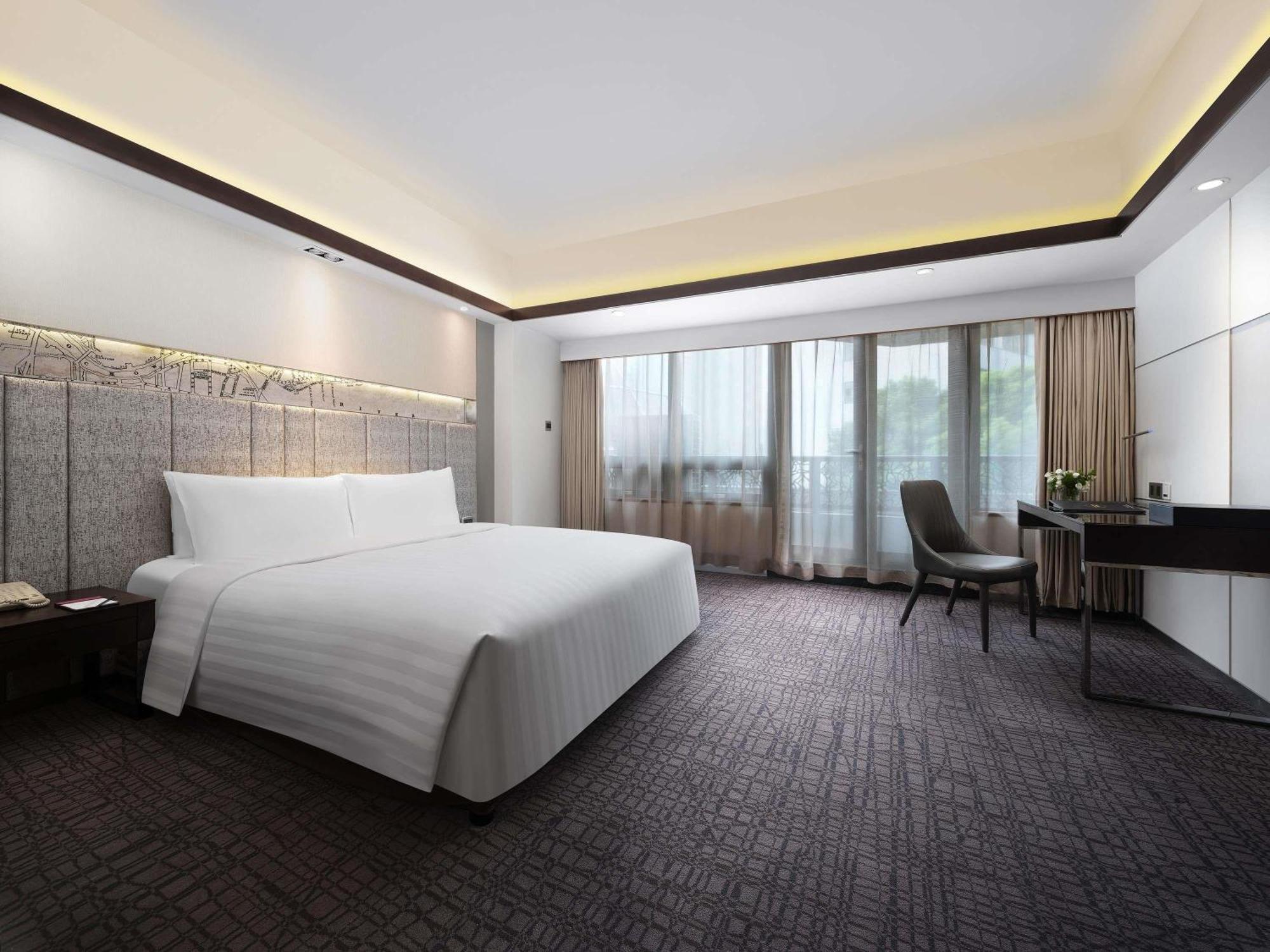 Superior King Room City View
