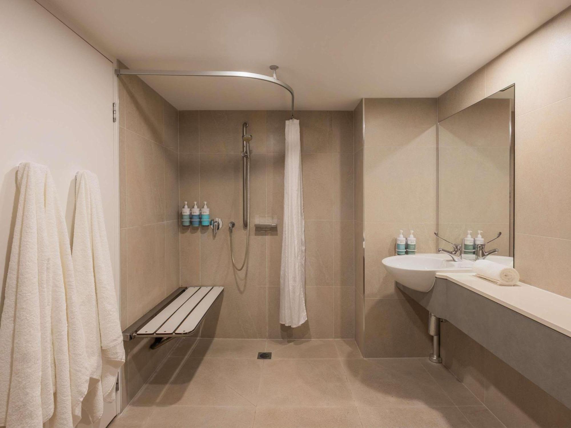 Deluxe King Room Accessible