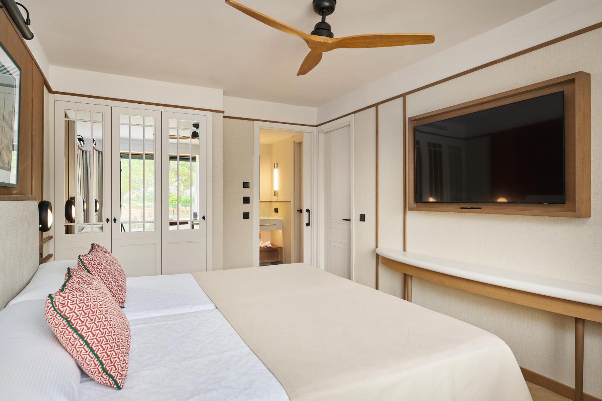 Serenity Suite Swim-Up