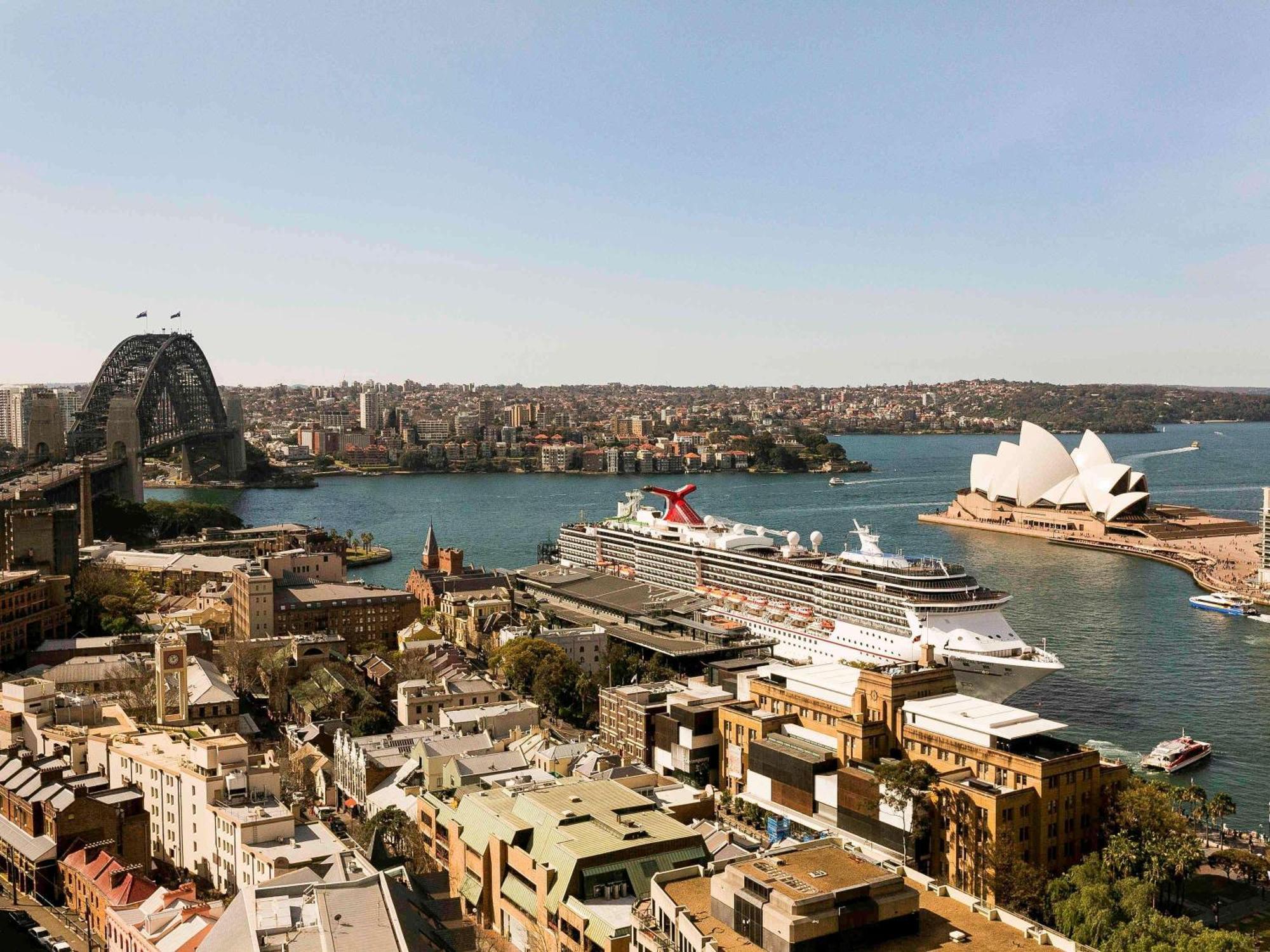 Deluxe One-Bedroom Apartment Harbour View