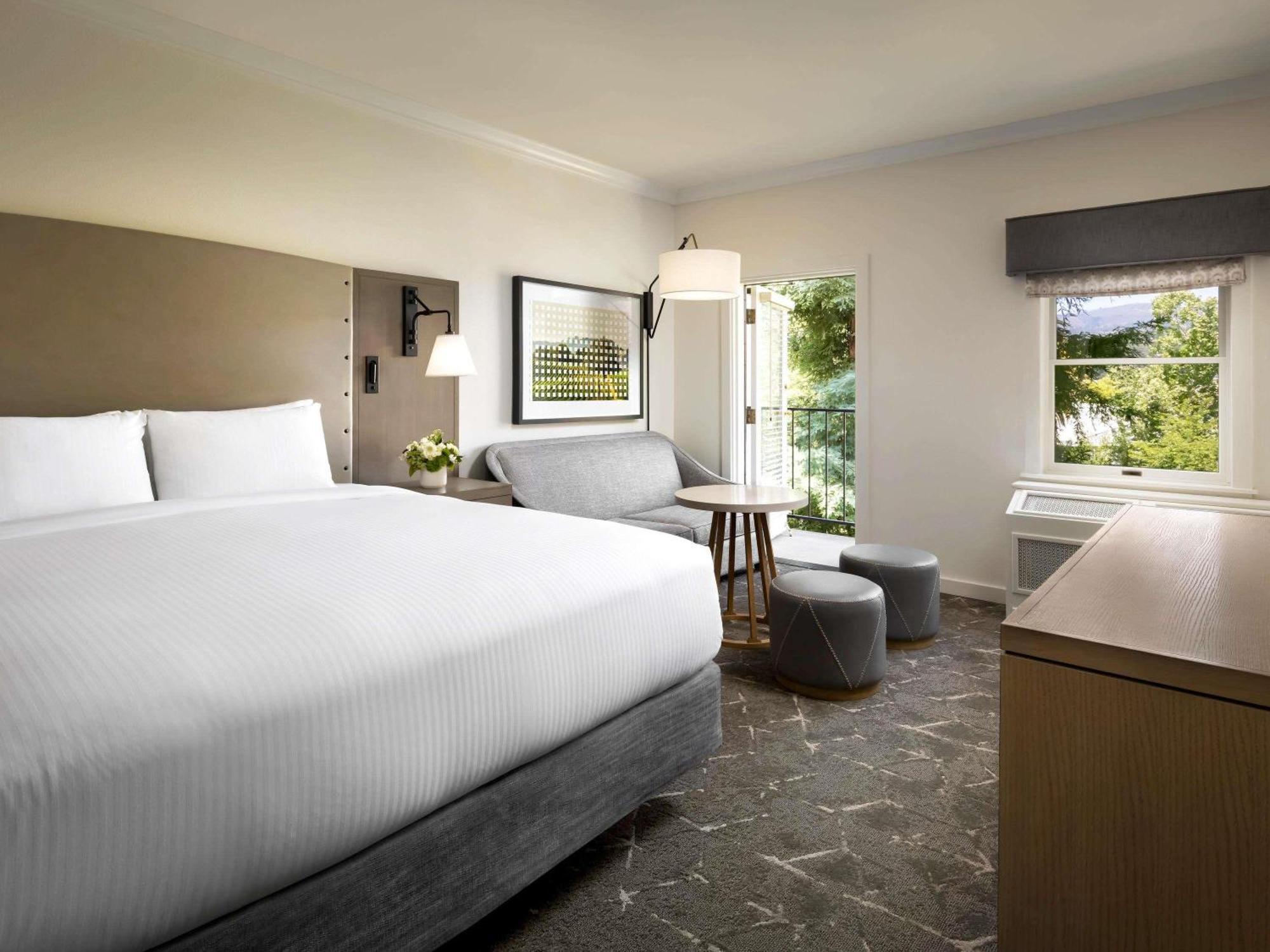 Deluxe King Room Garden View