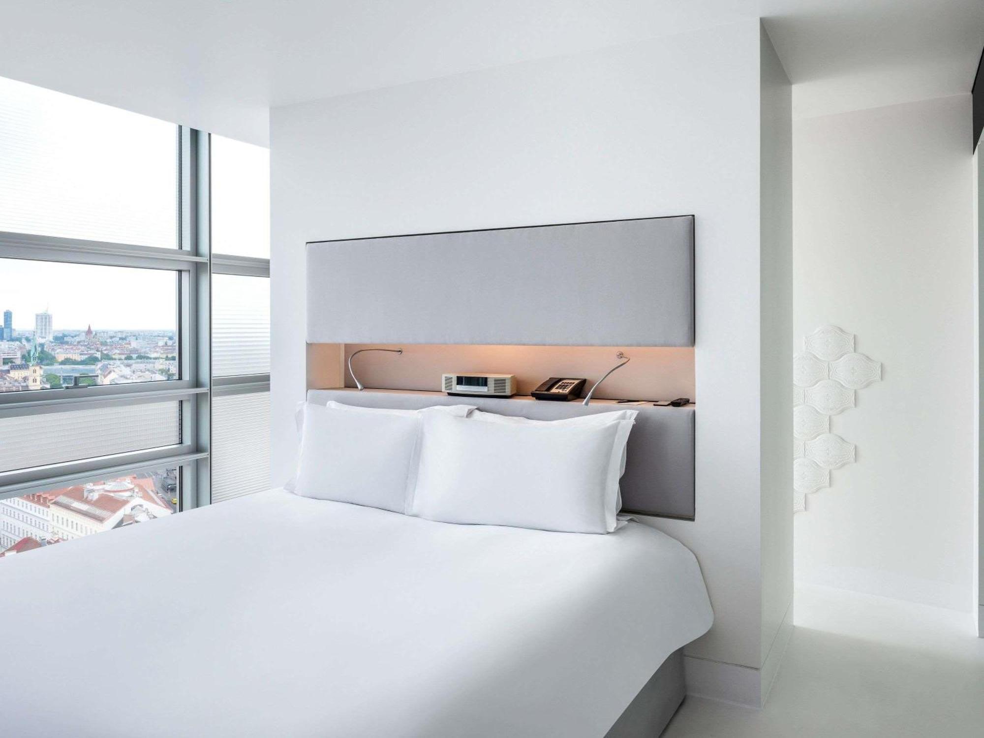Junior Suite – Ferris Wheel View king bed