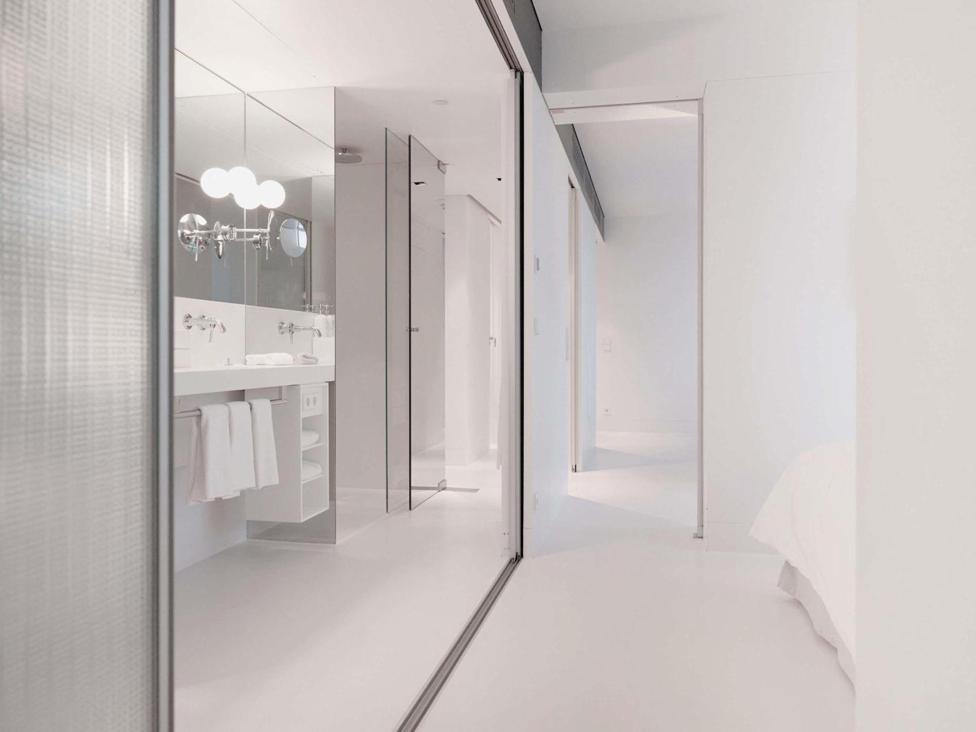Junior Suite – Ferris Wheel View king bed