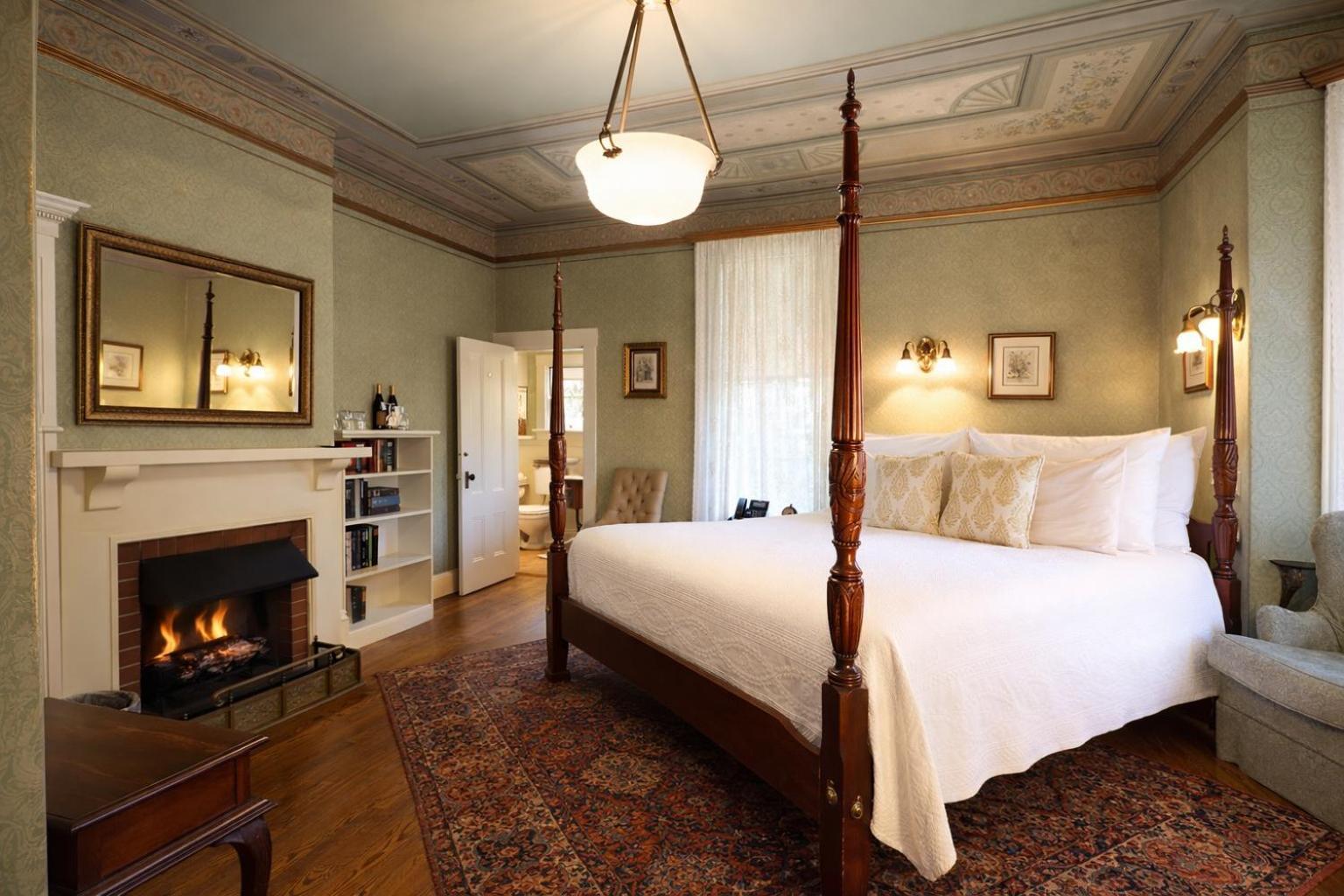 Parlor Room 1 King Four Poster Bed