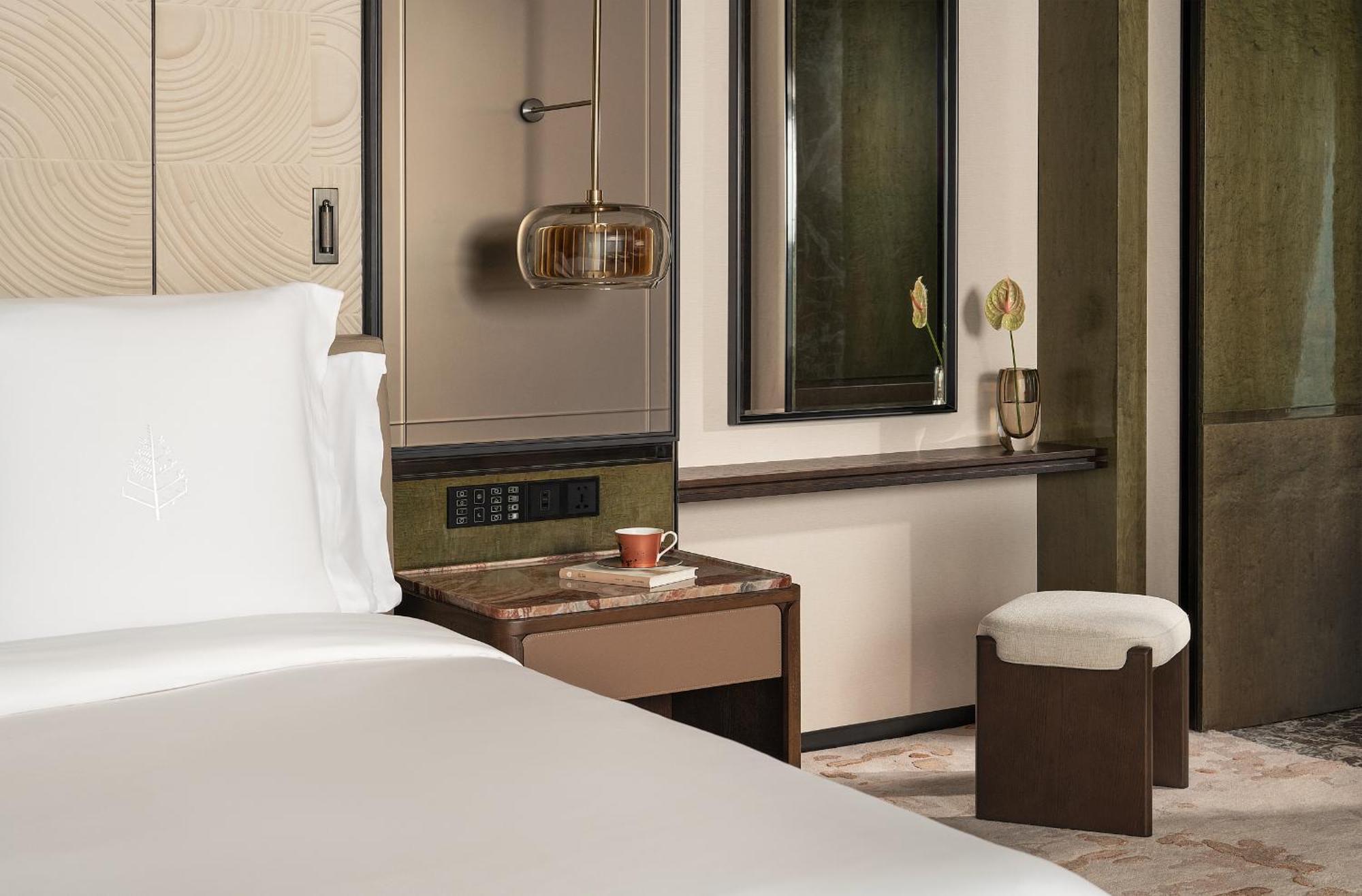 Skyline City View Room Windowside Bathtub King
