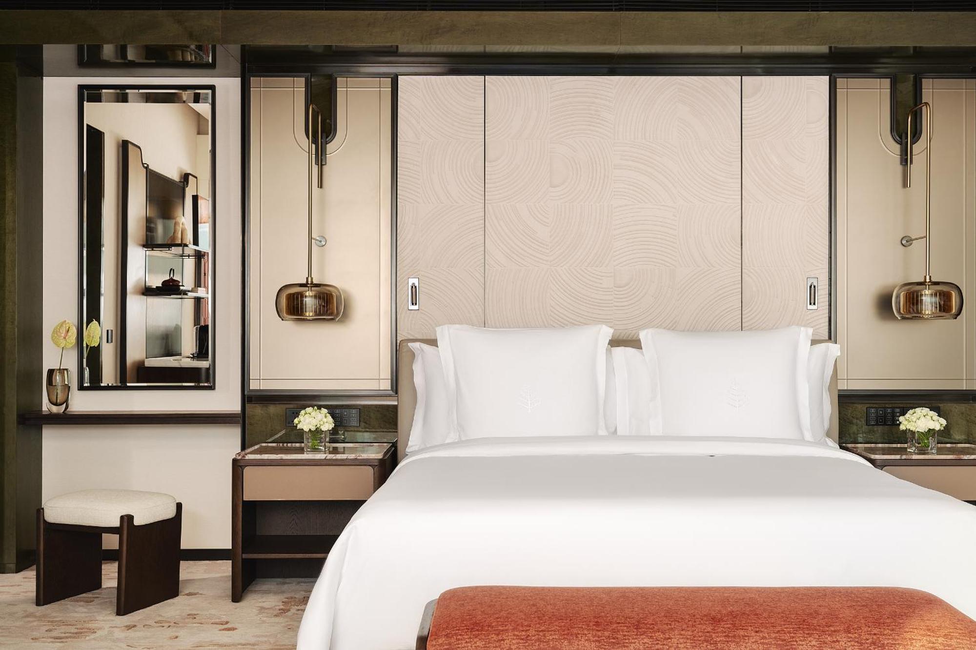 Skyline City View Room Windowside Bathtub King