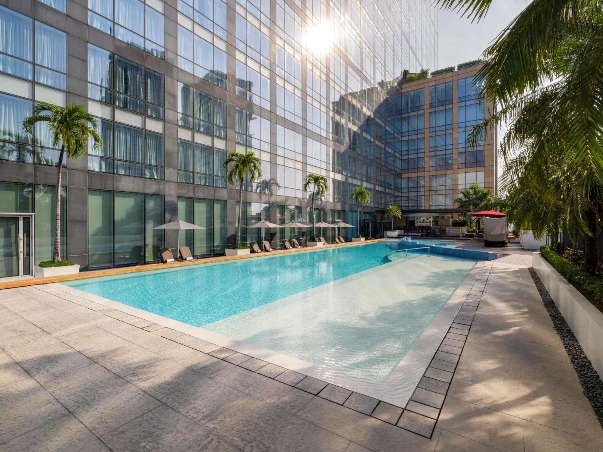 Deluxe King Room Pool View