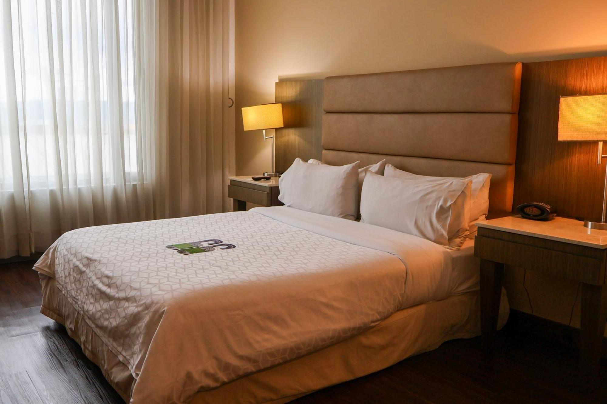 Standard Queen Room Accessible